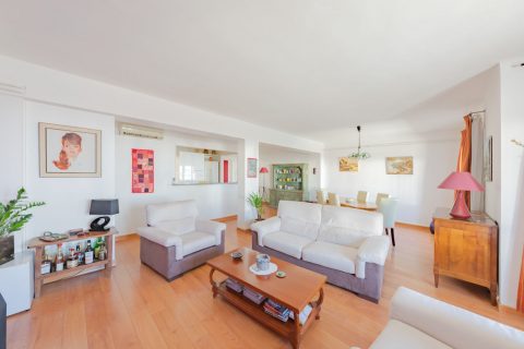 Crossing apartment in the heart of Montpellier
