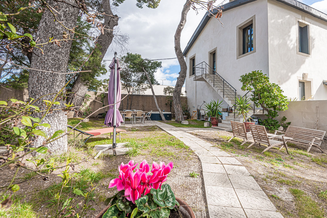 Appartement esprit Loft et ses pins centenaires