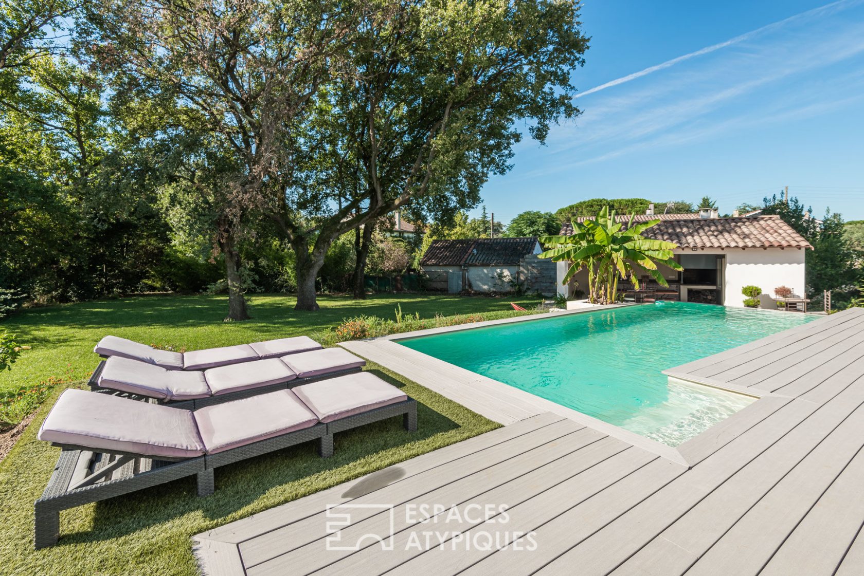 Villa contemporaine de plain pied et son jardin luxuriant