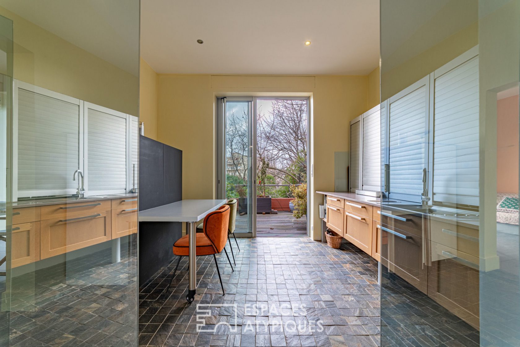 Appartement avec grande terrasse dans un écrin de verdure