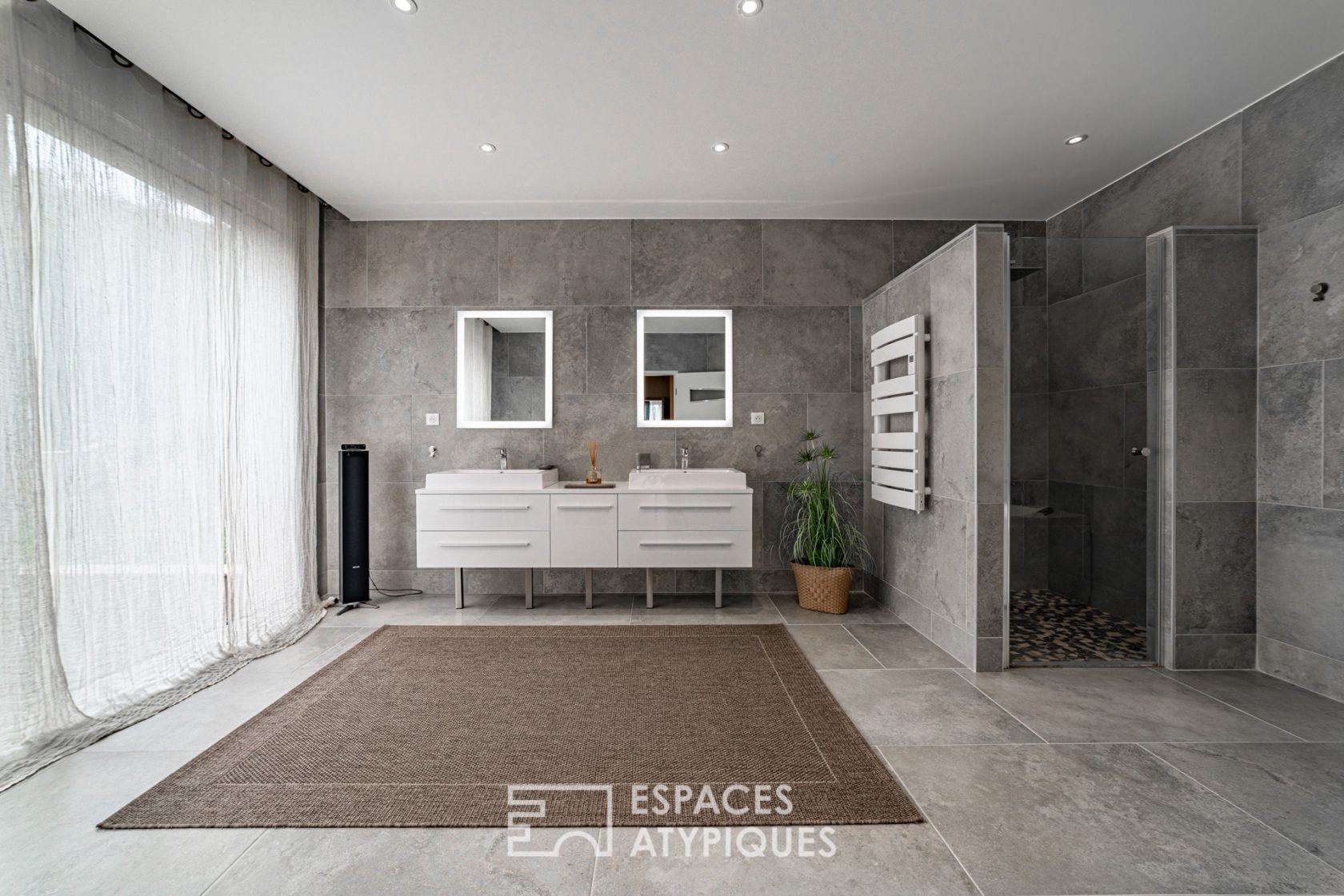 Magnificent architect-designed villa in its green setting