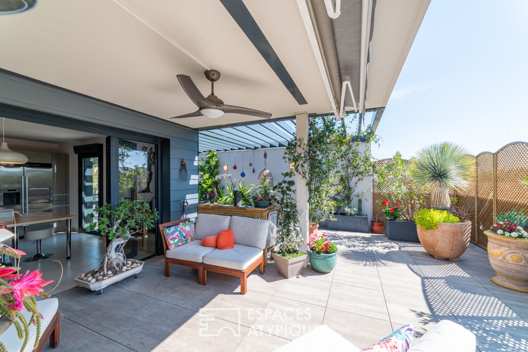 Superb panoramic top floor