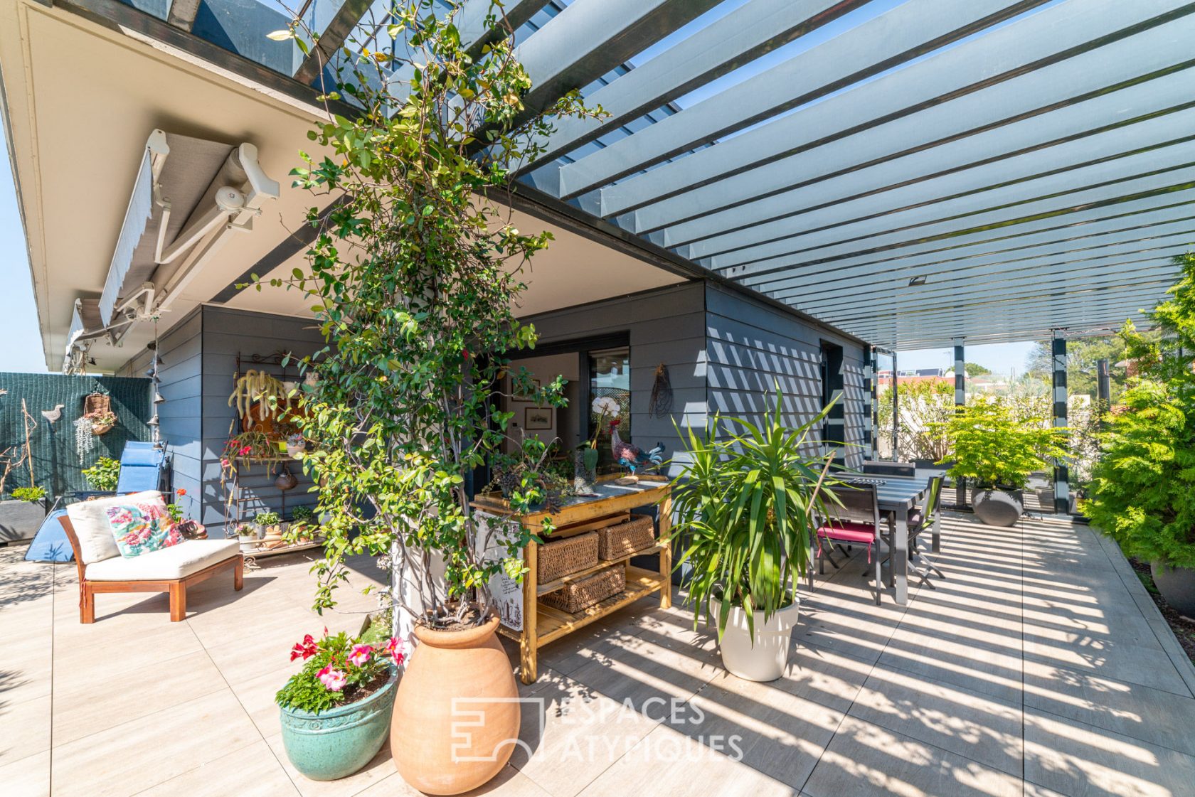 Superb panoramic top floor