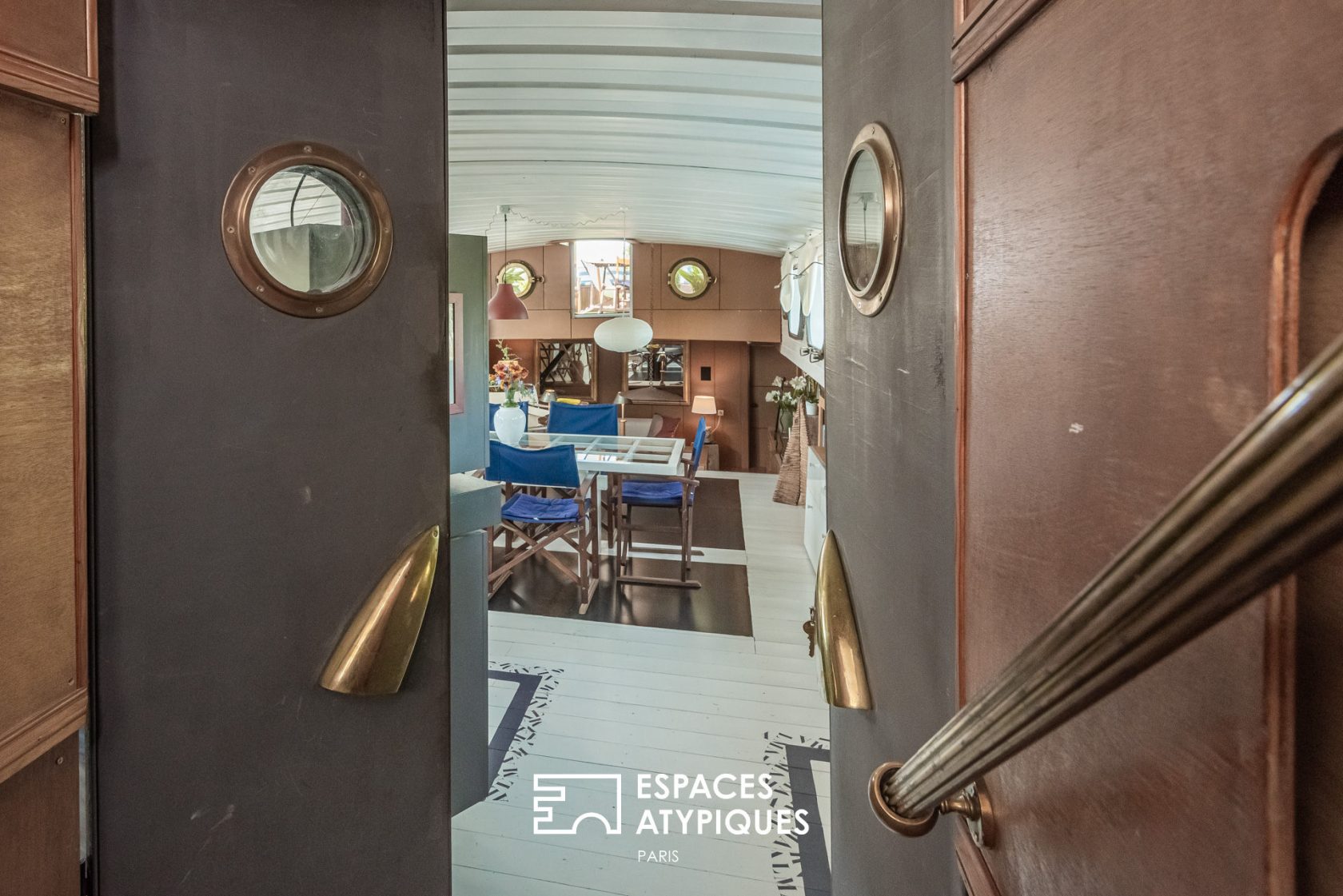 Magnificent houseboat near the beaches