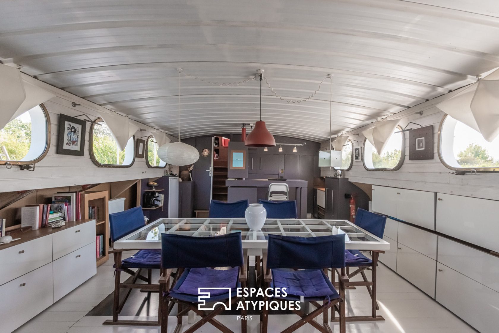 Magnificent houseboat near the beaches