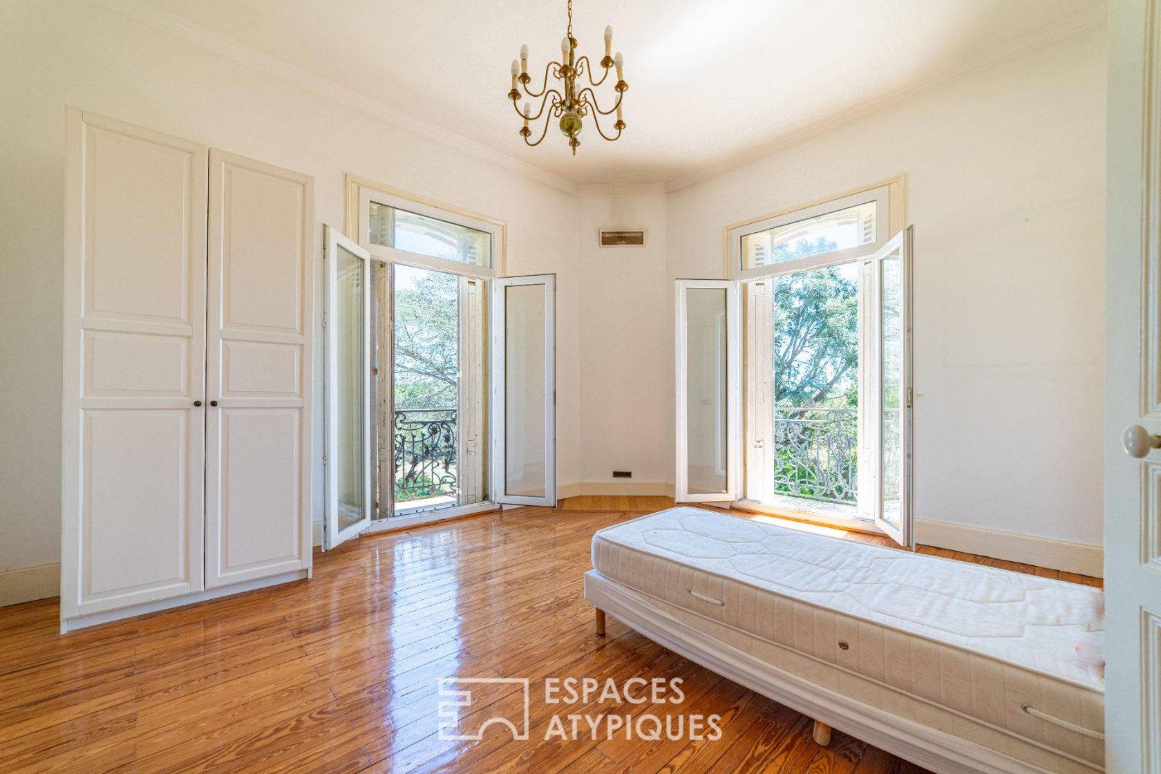 Magnificent mansion and its 1.4 Ha park