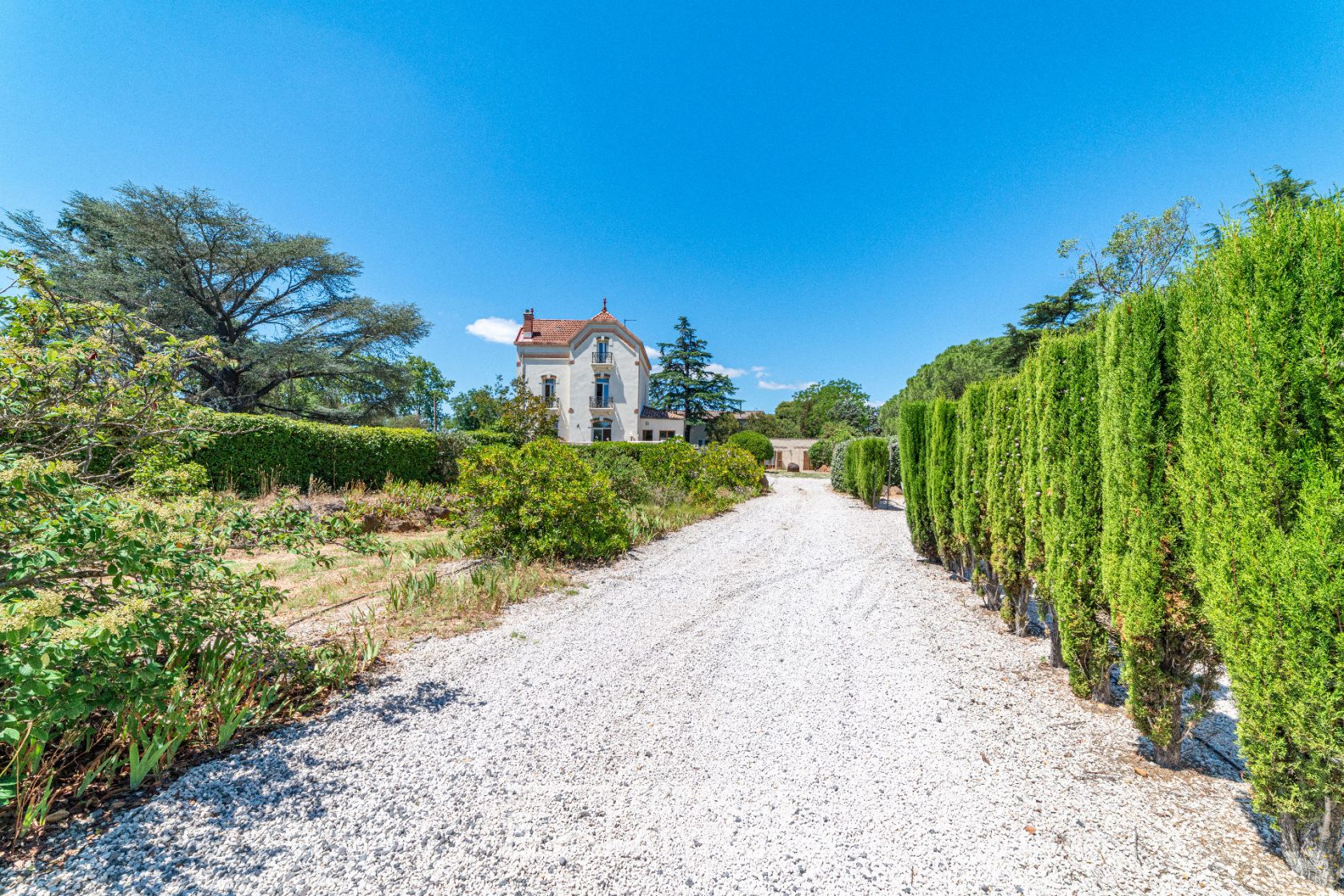 Magnificent mansion and its 1.4 Ha park