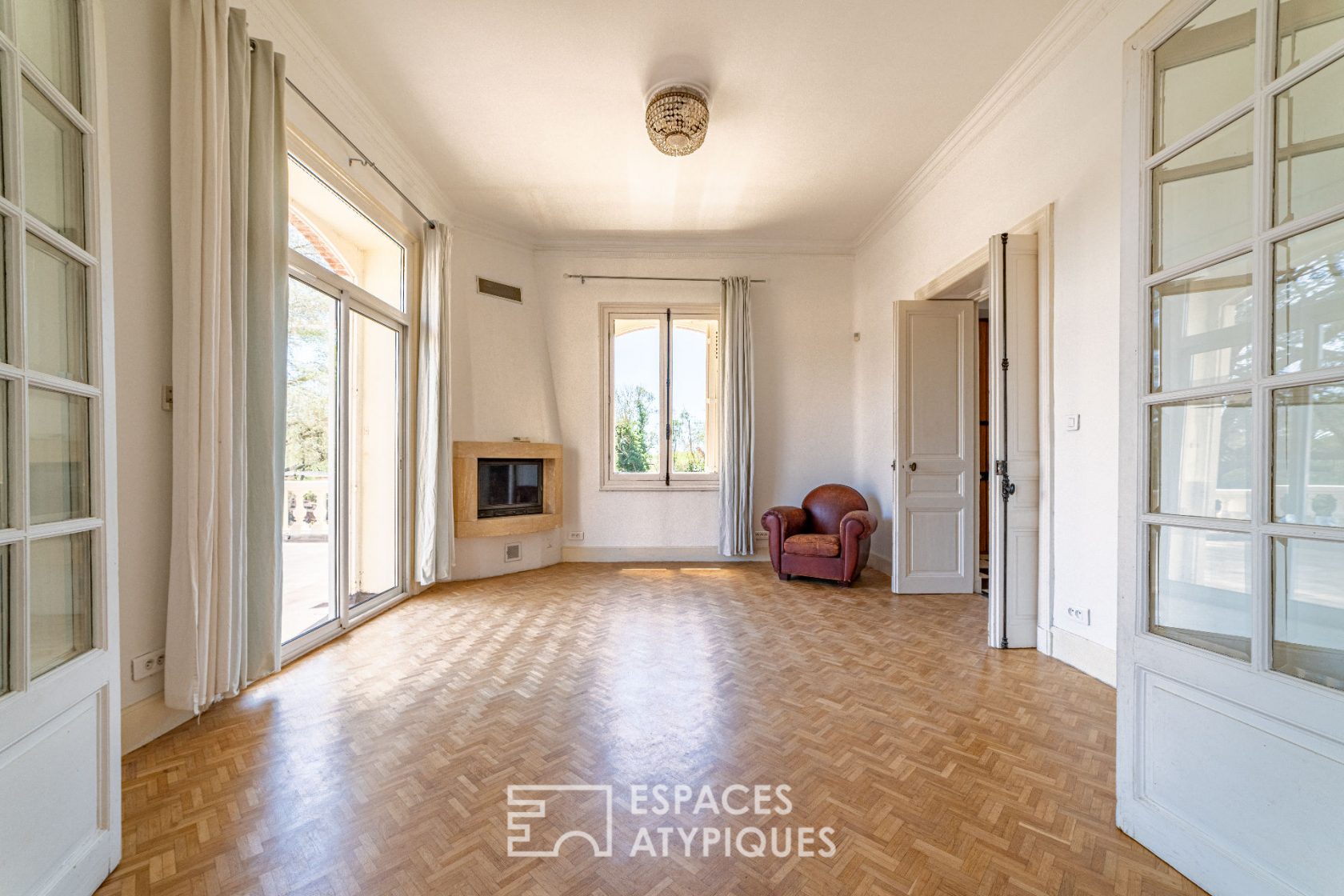 Magnificent mansion and its 1.4 Ha park