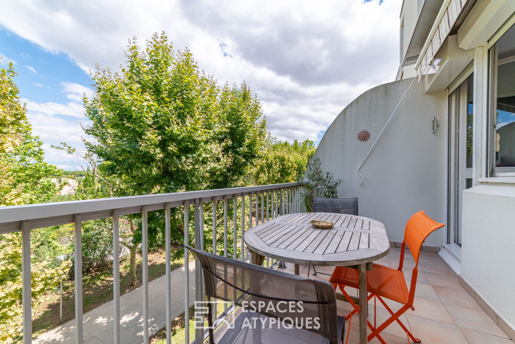 Bright apartment near the sea