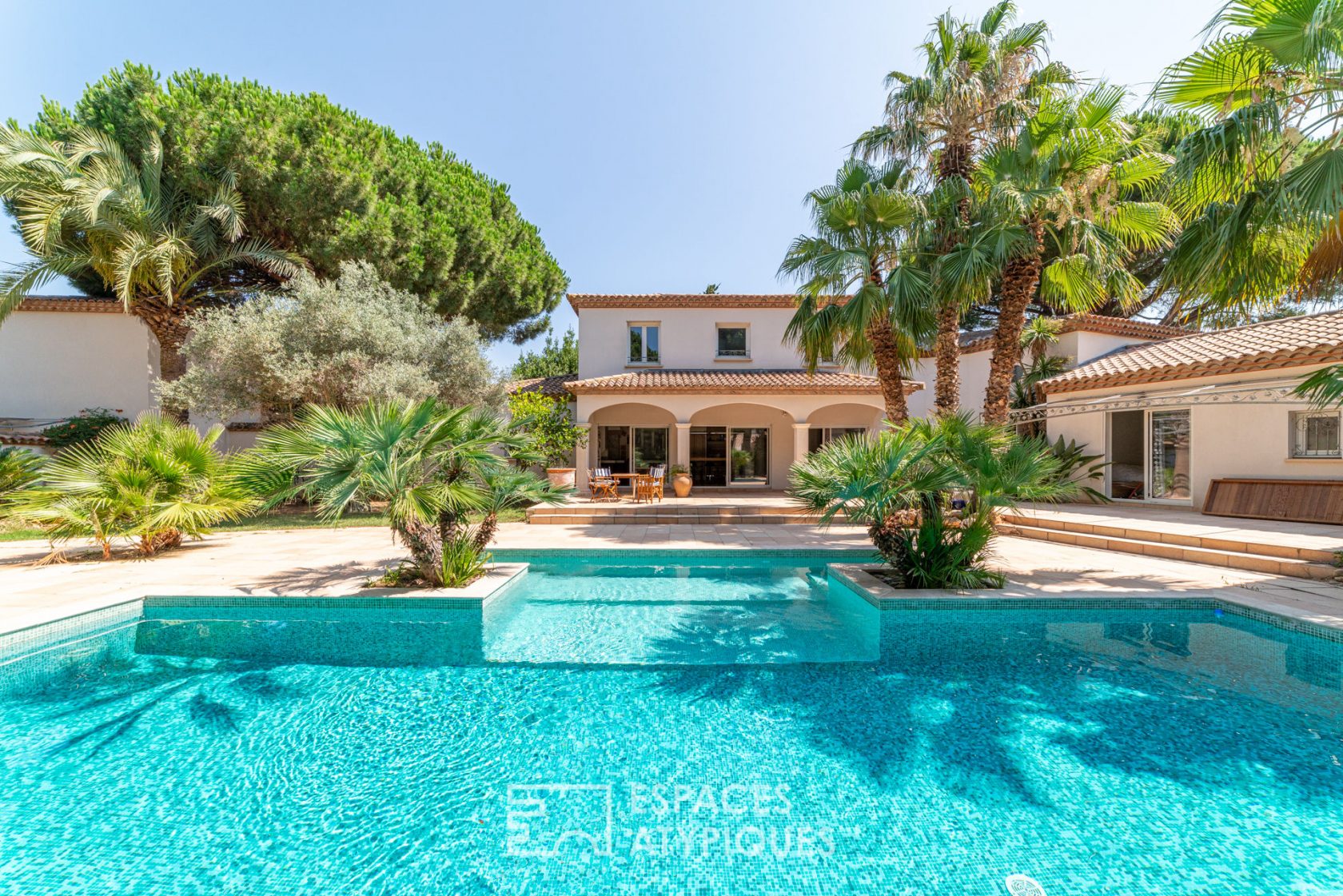 Magnificent property and its park of hundred-year-old pines