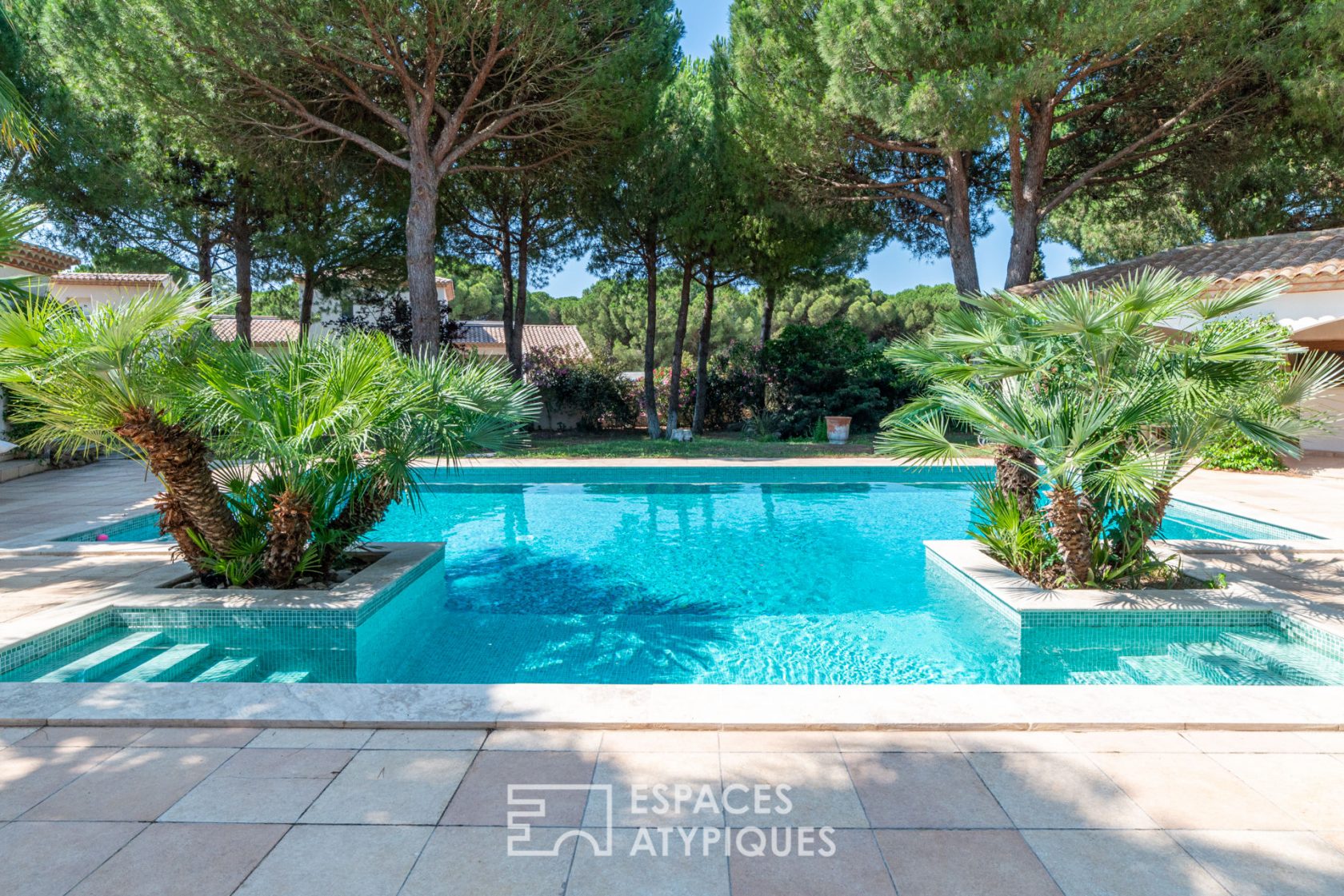 Magnificent property and its park of hundred-year-old pines