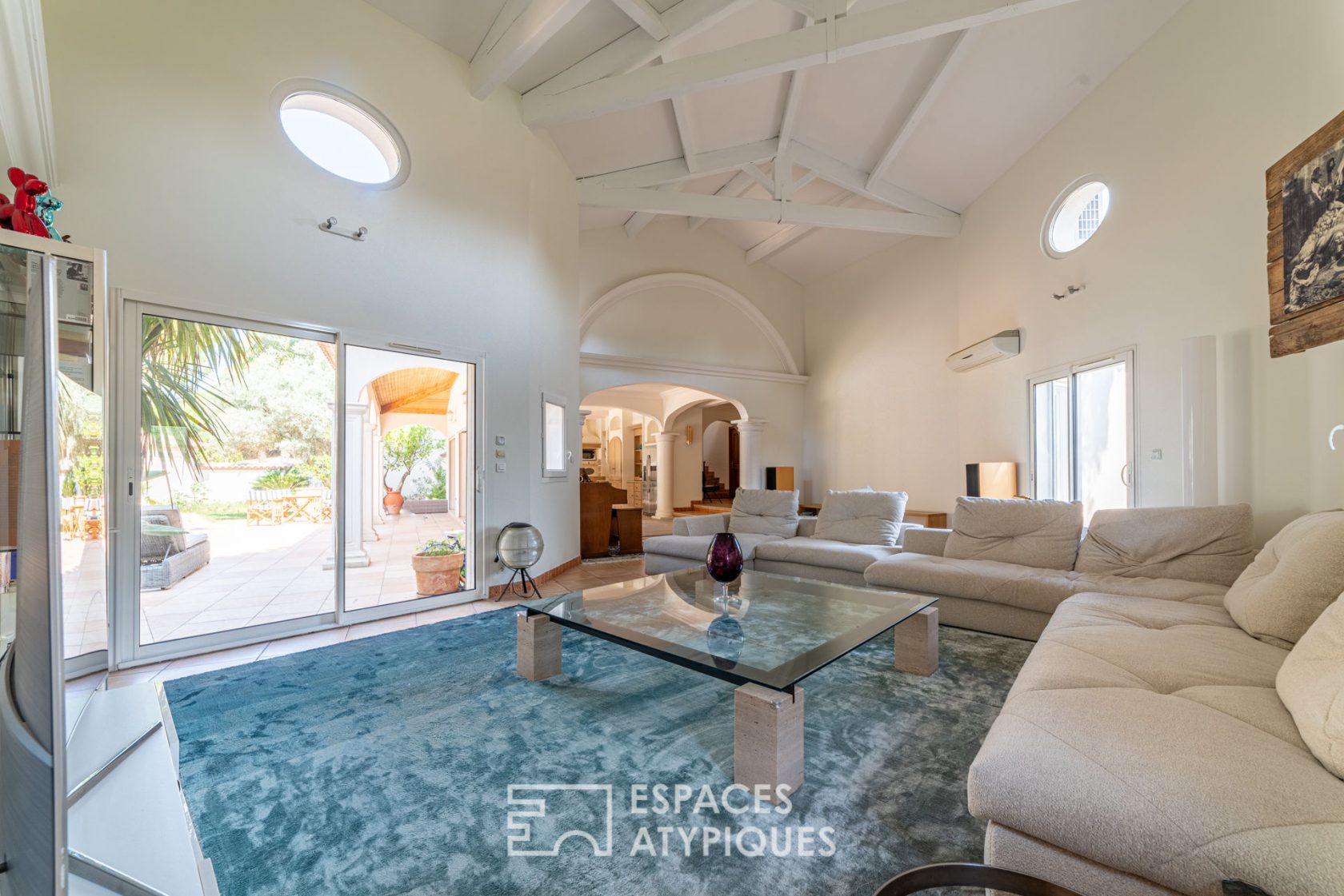 Magnificent property and its park of hundred-year-old pines