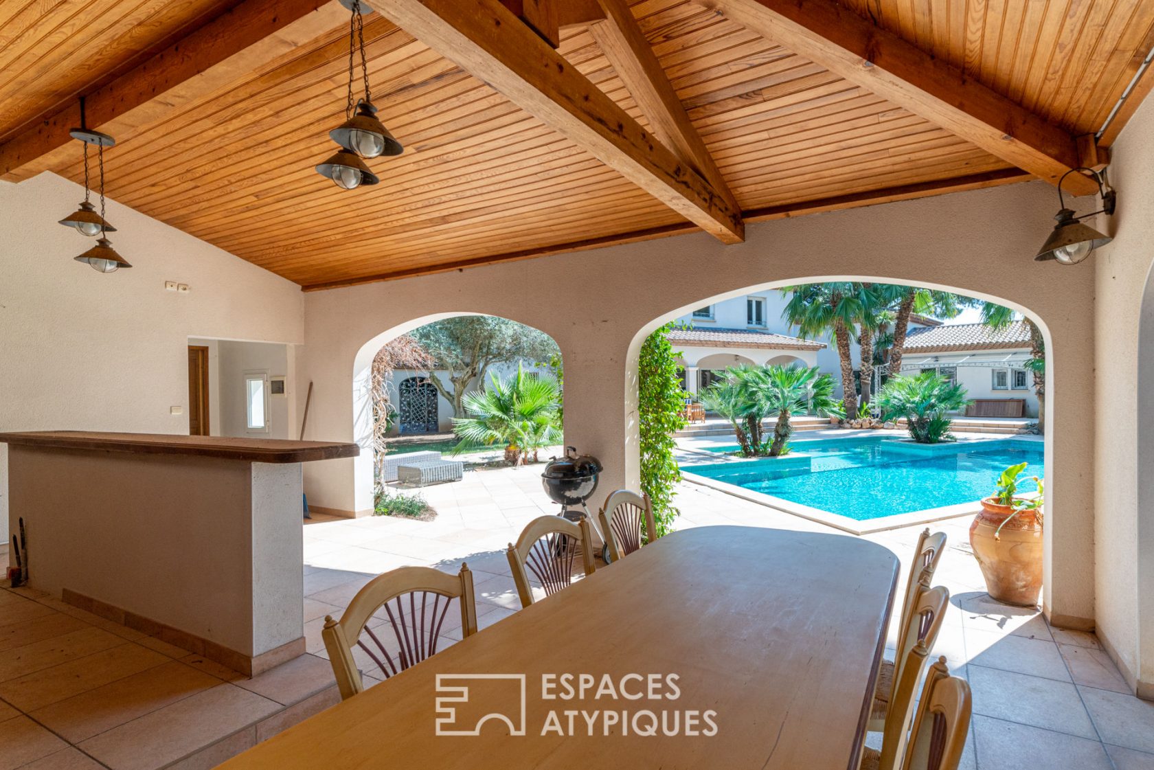 Magnificent property and its park of hundred-year-old pines