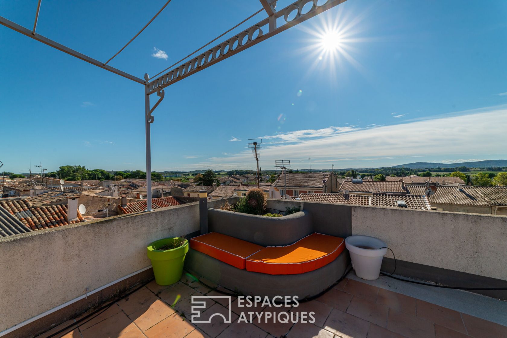 Duplex with panoramic view over the rooftops of Pignan