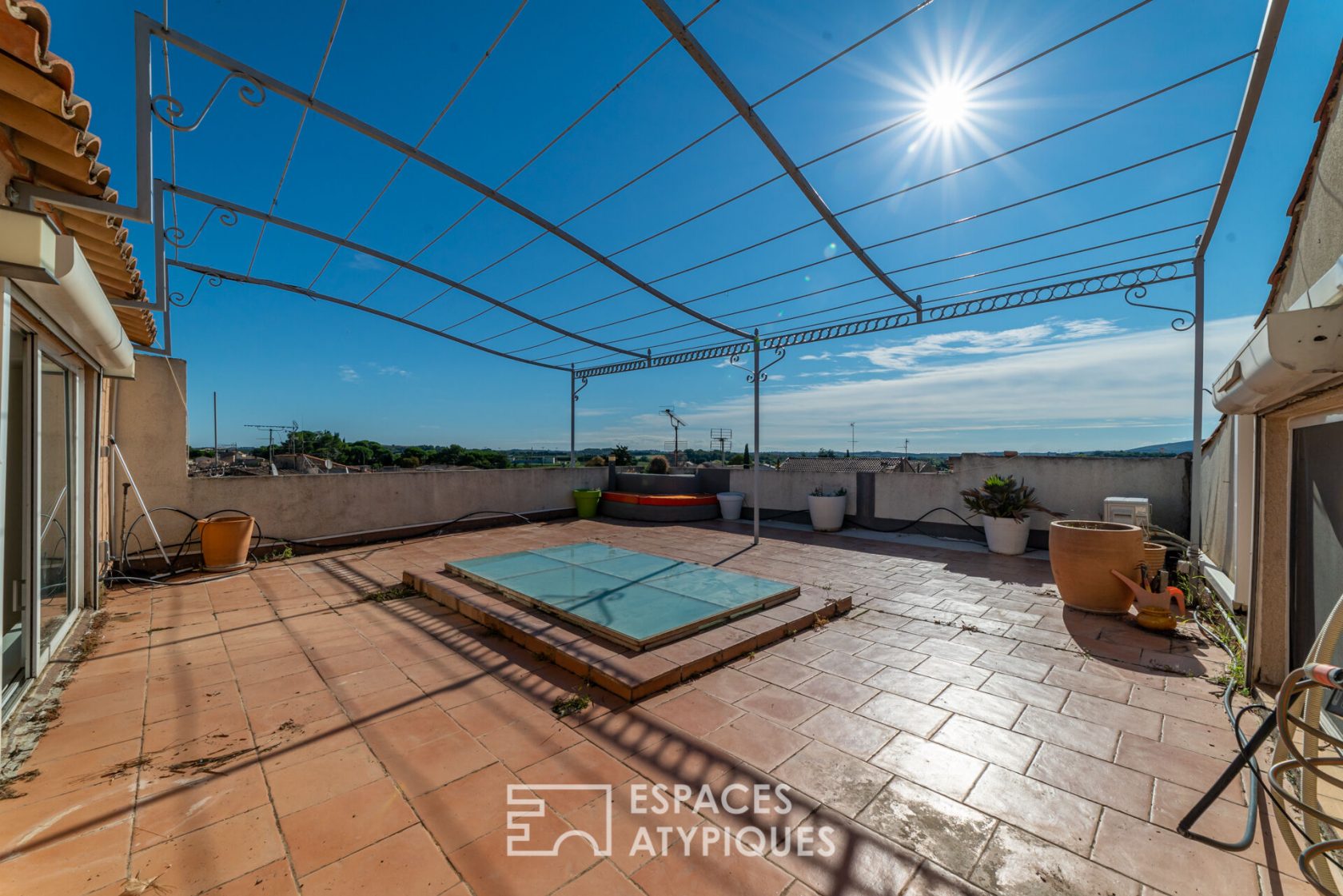 Duplex with panoramic view over the rooftops of Pignan