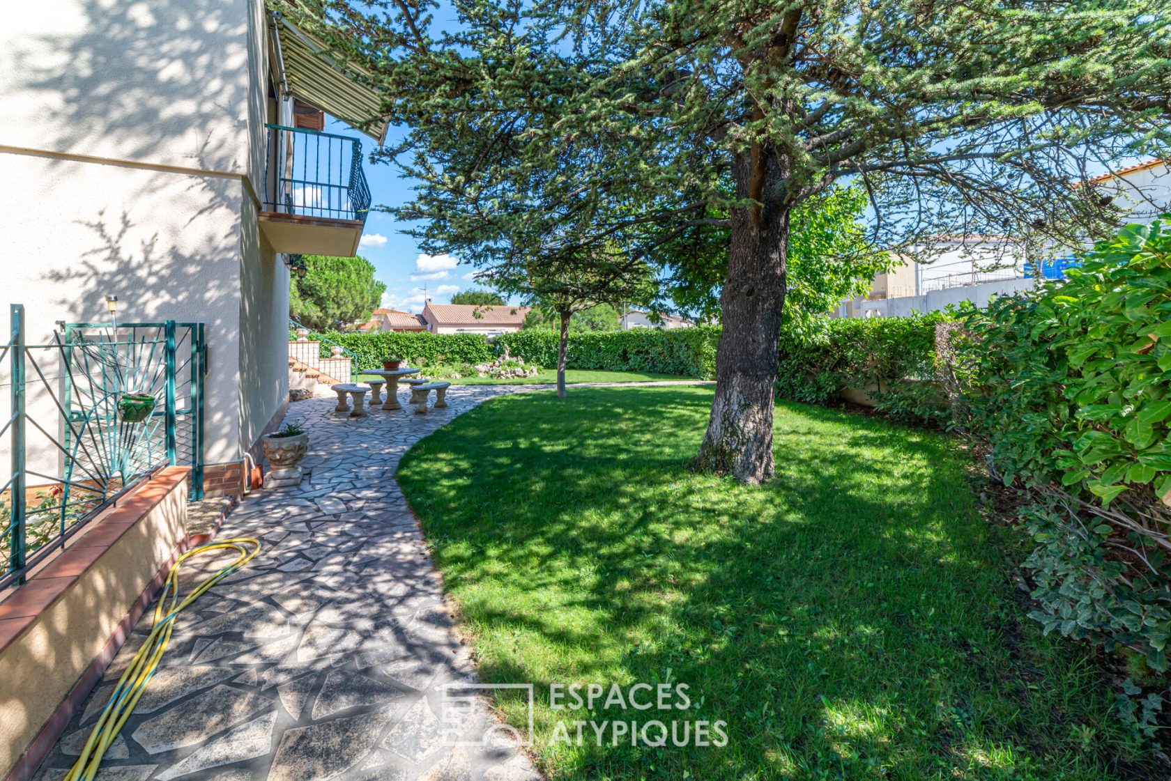 Magnificent villa of the 70s in its green setting