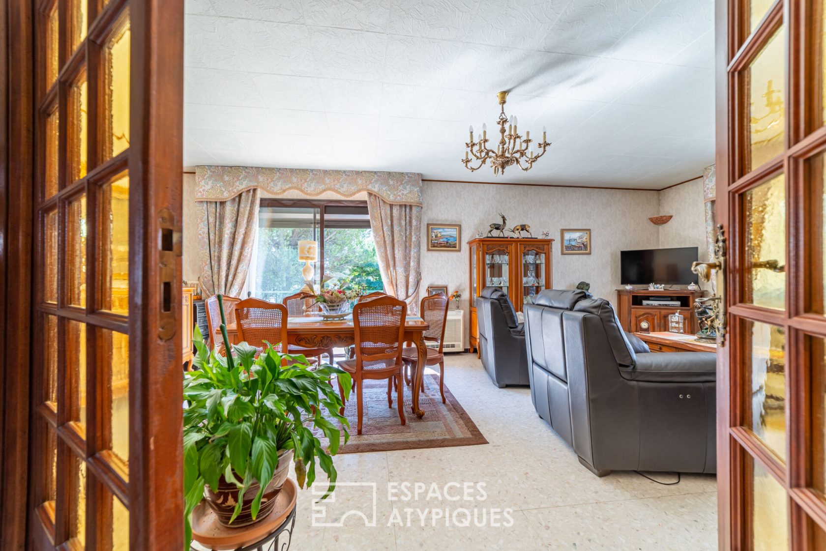 Magnificent villa of the 70s in its green setting