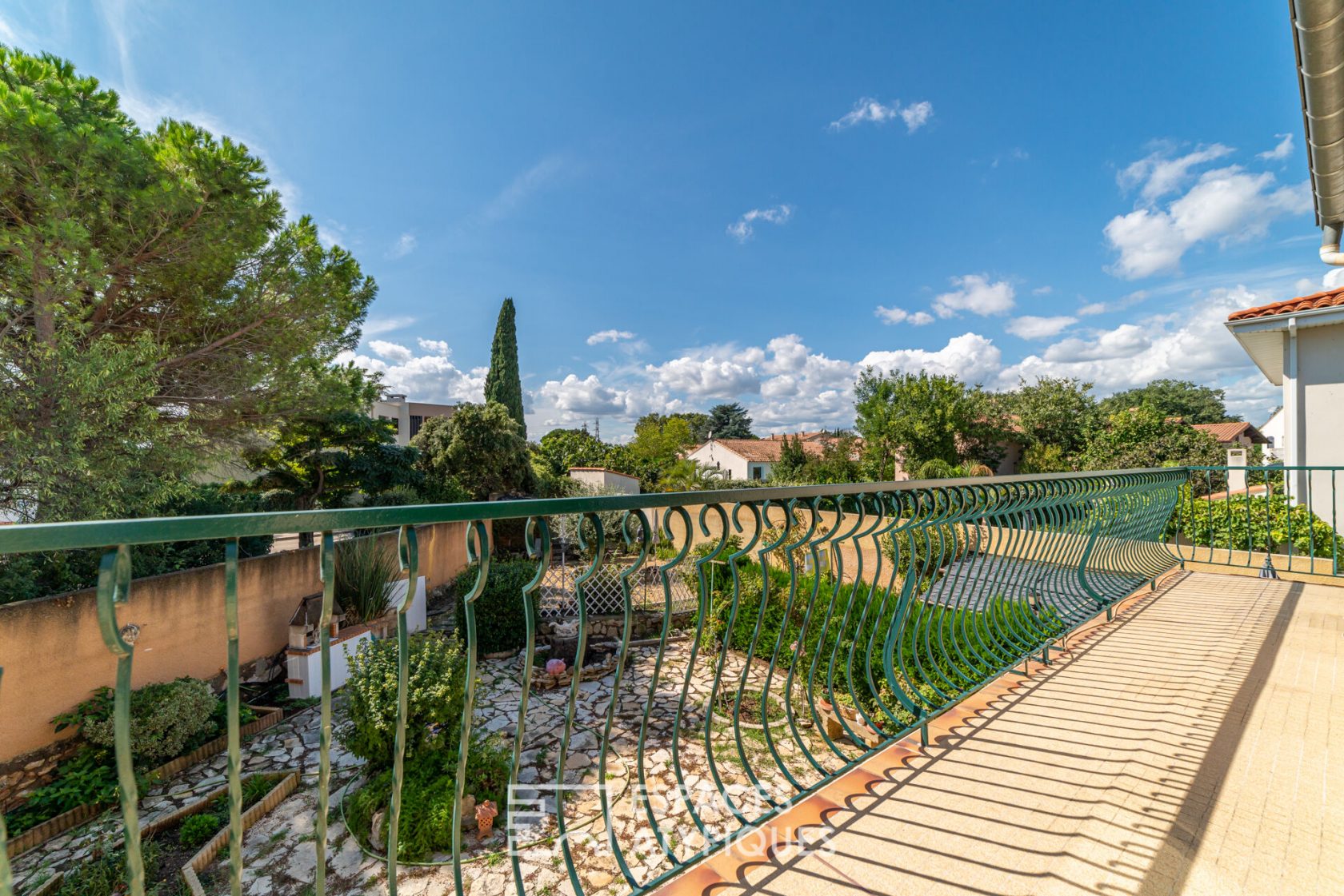 Magnificent villa of the 70s in its green setting