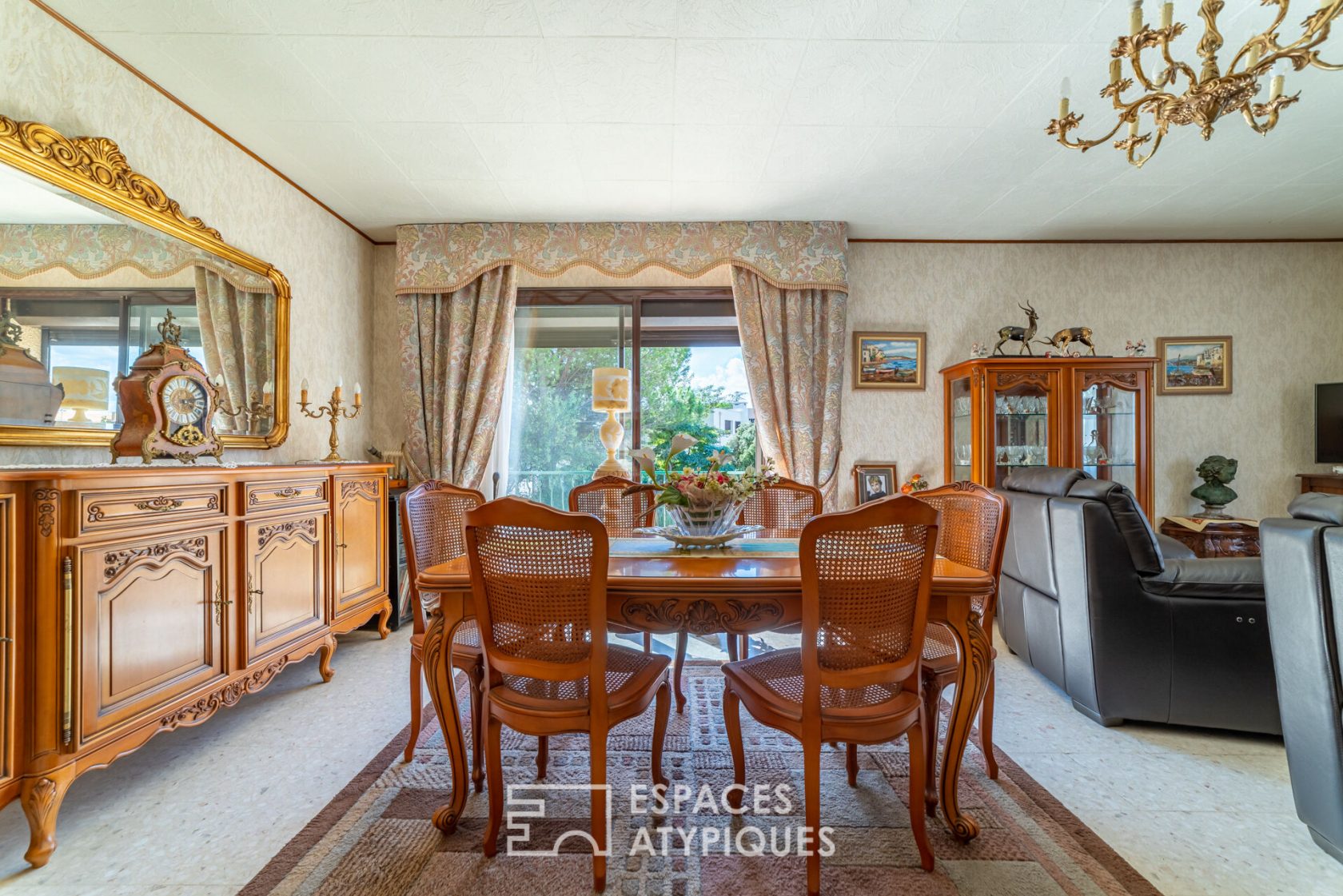 Magnificent villa of the 70s in its green setting