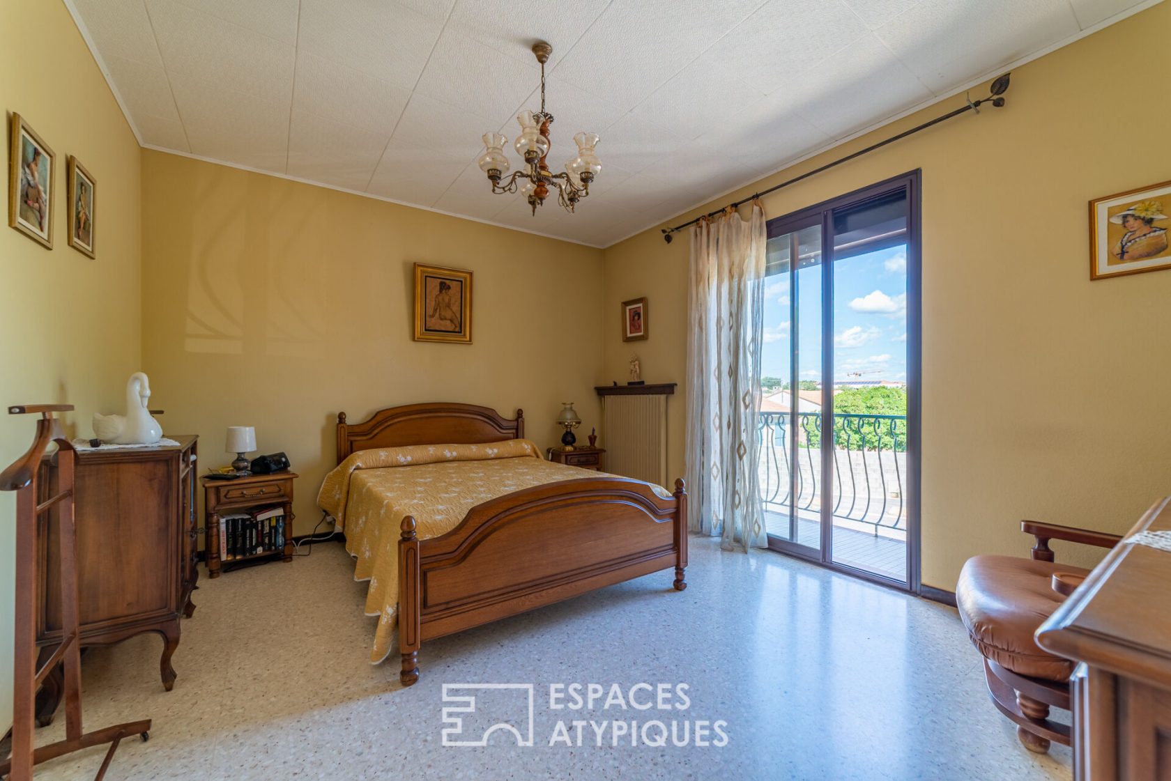 Magnificent villa of the 70s in its green setting