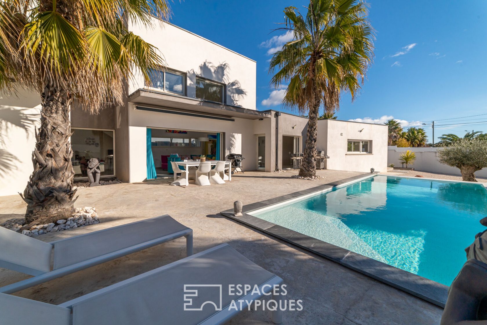 Contemporary villa by the sea