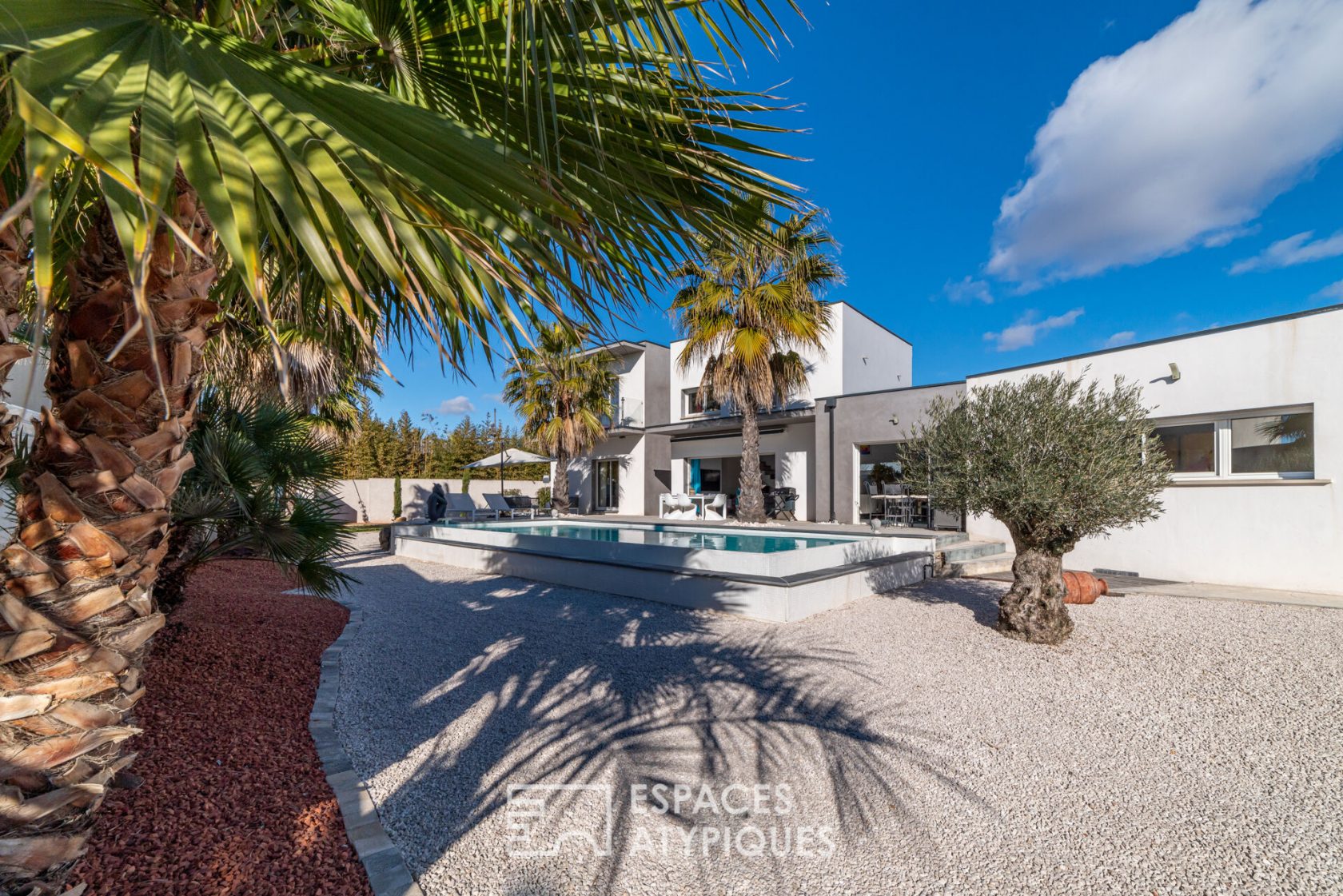 Contemporary villa by the sea