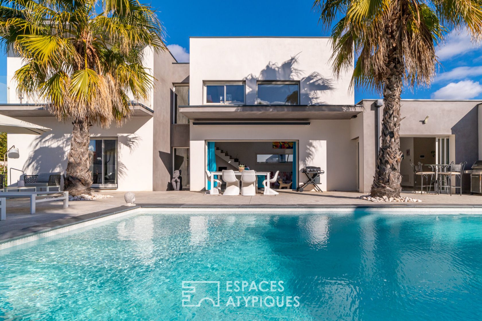 Contemporary villa by the sea
