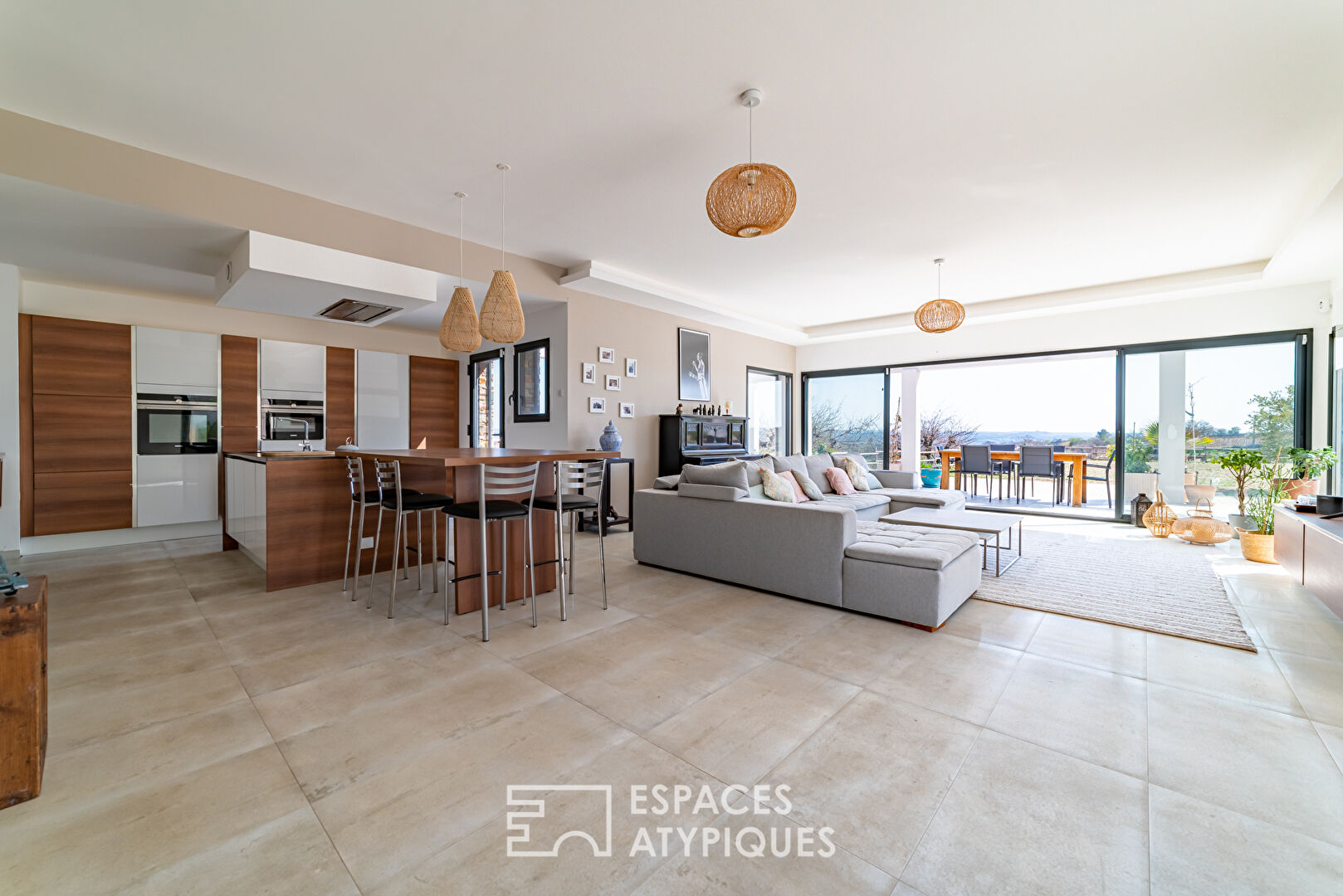 Contemporary villa with contemplative view