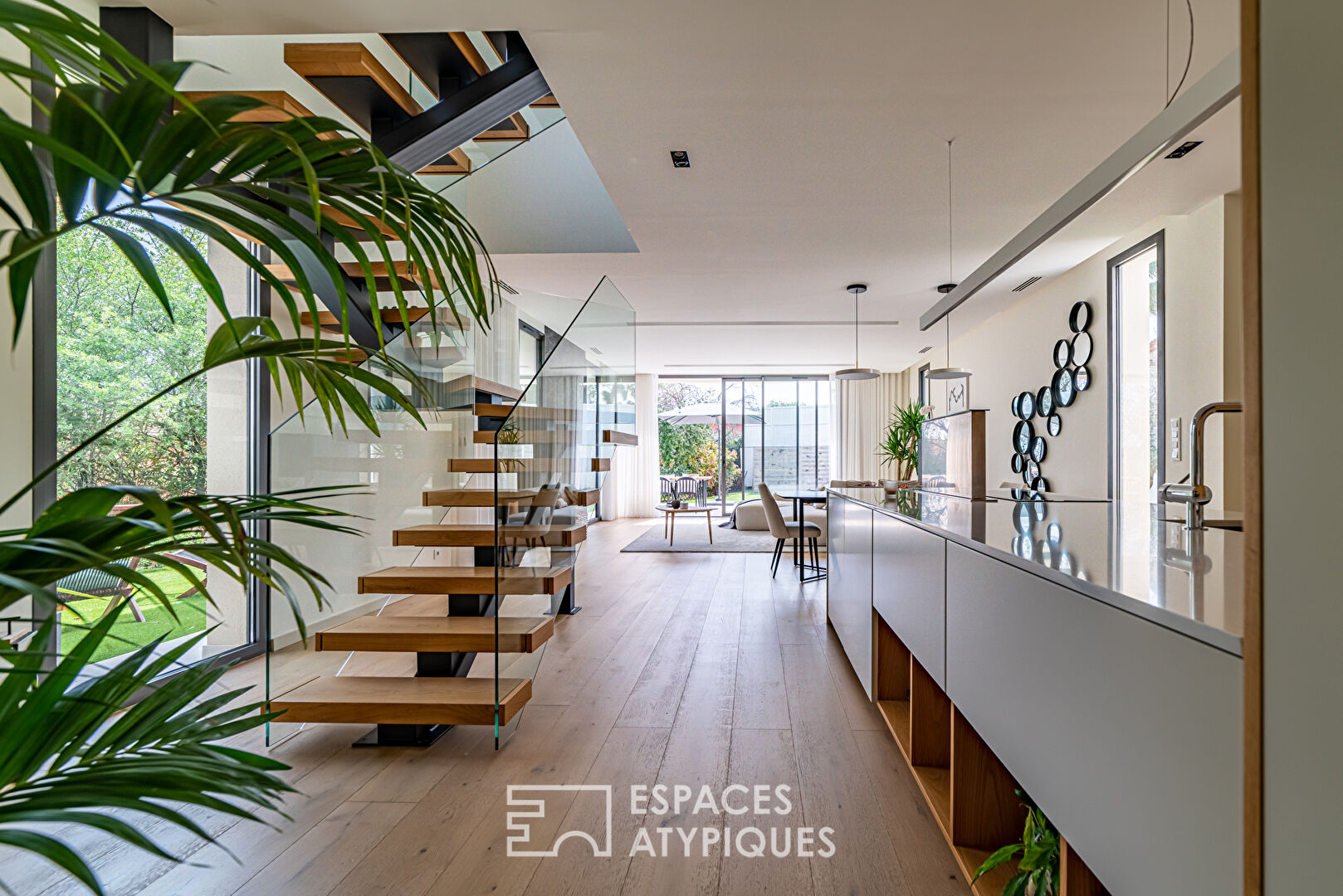 Superb contemporary with swimming pool