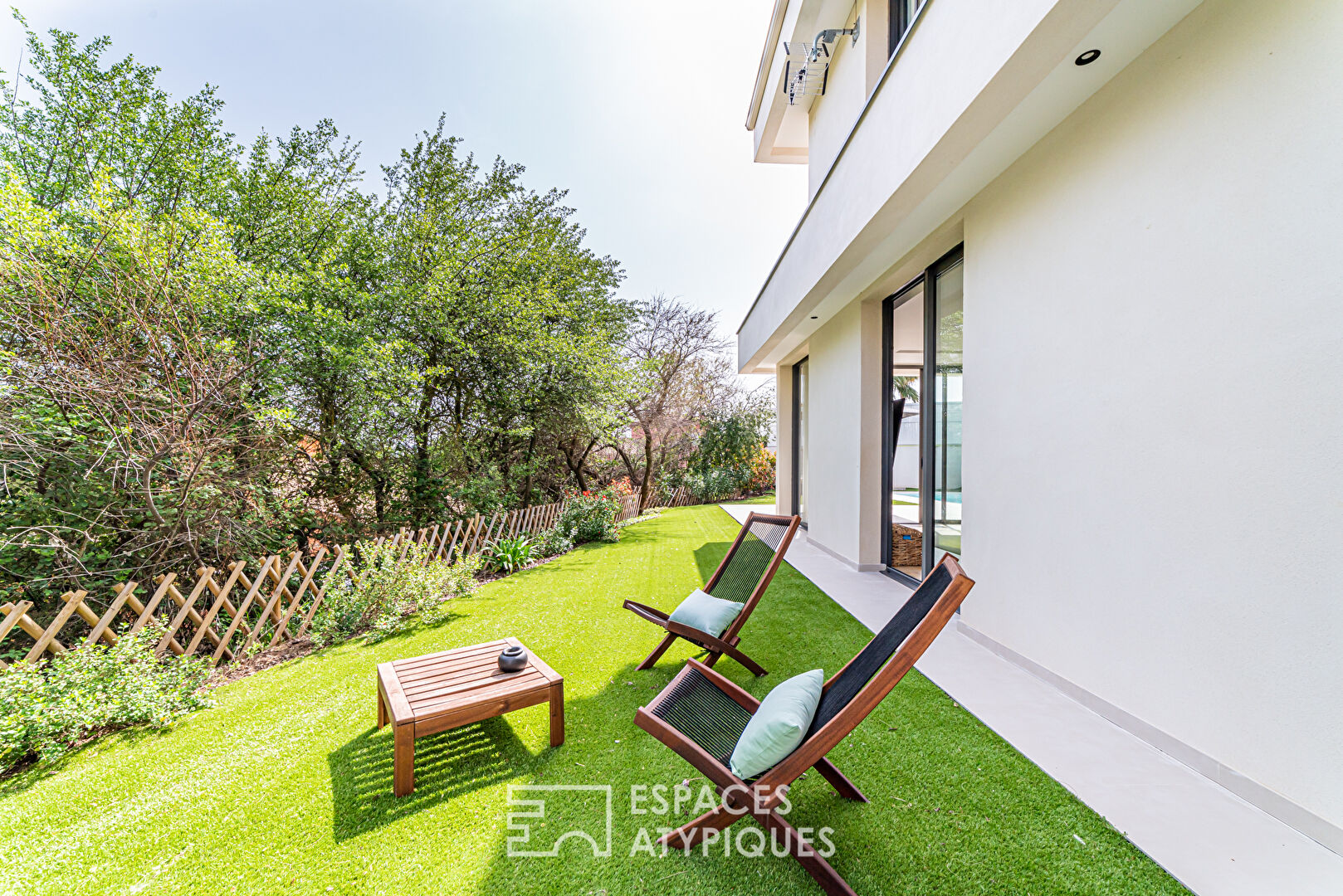 Superb contemporary with swimming pool