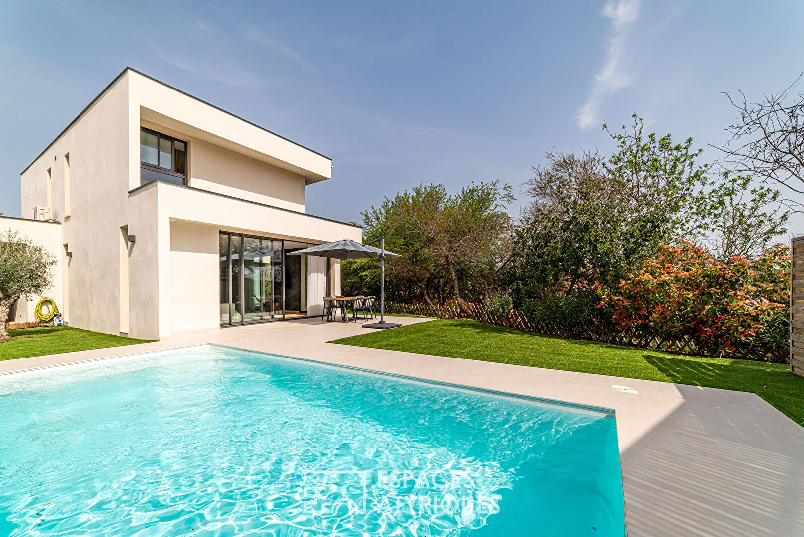 Superb contemporary with swimming pool