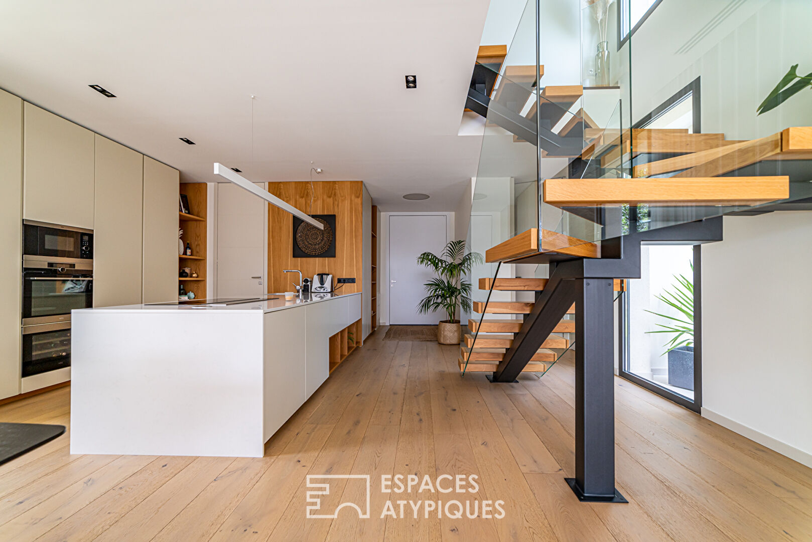 Superb contemporary with swimming pool