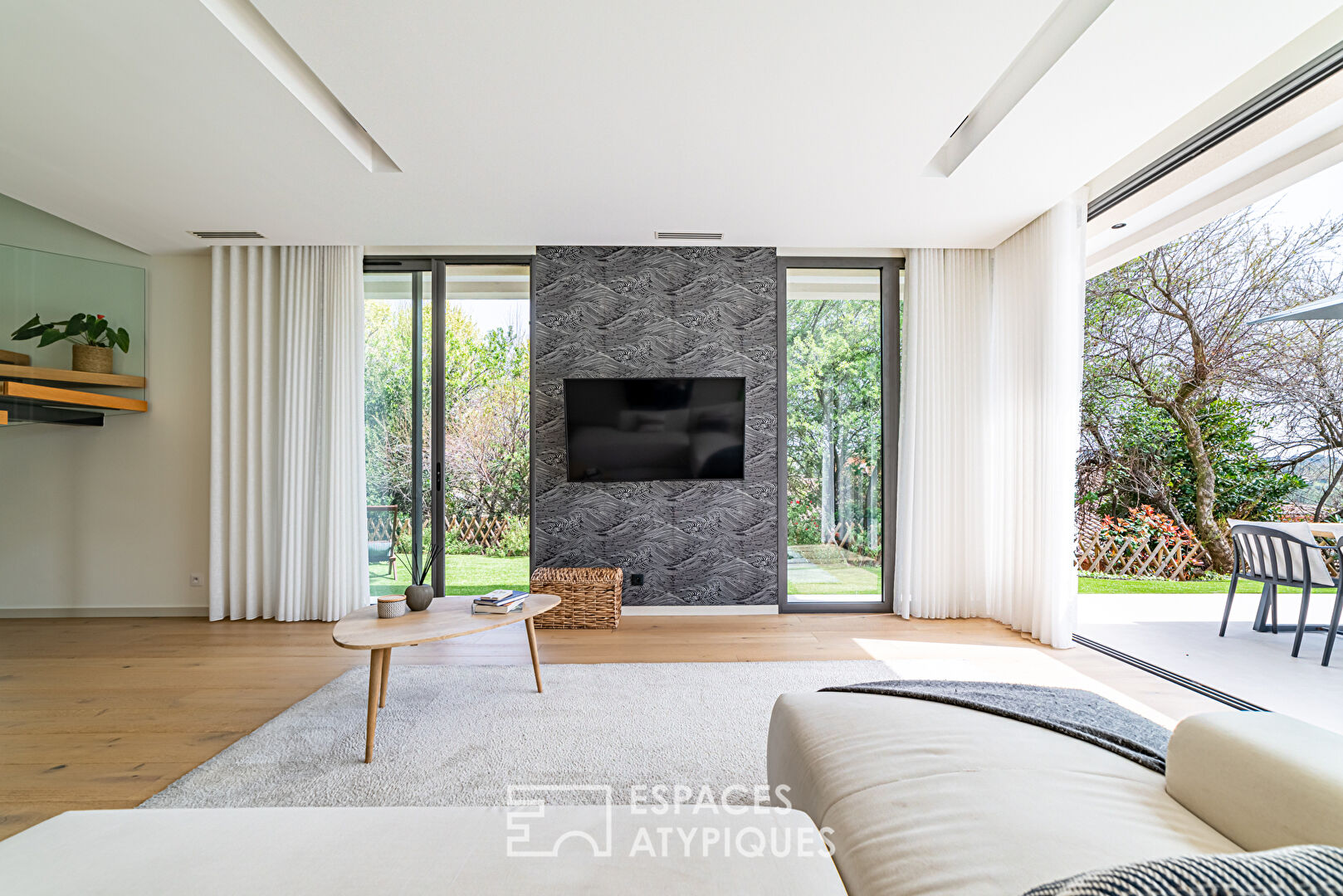 Superb contemporary with swimming pool