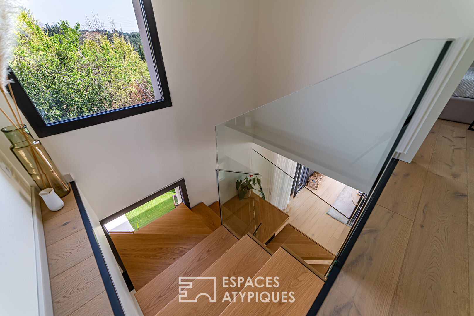 Superb contemporary with swimming pool