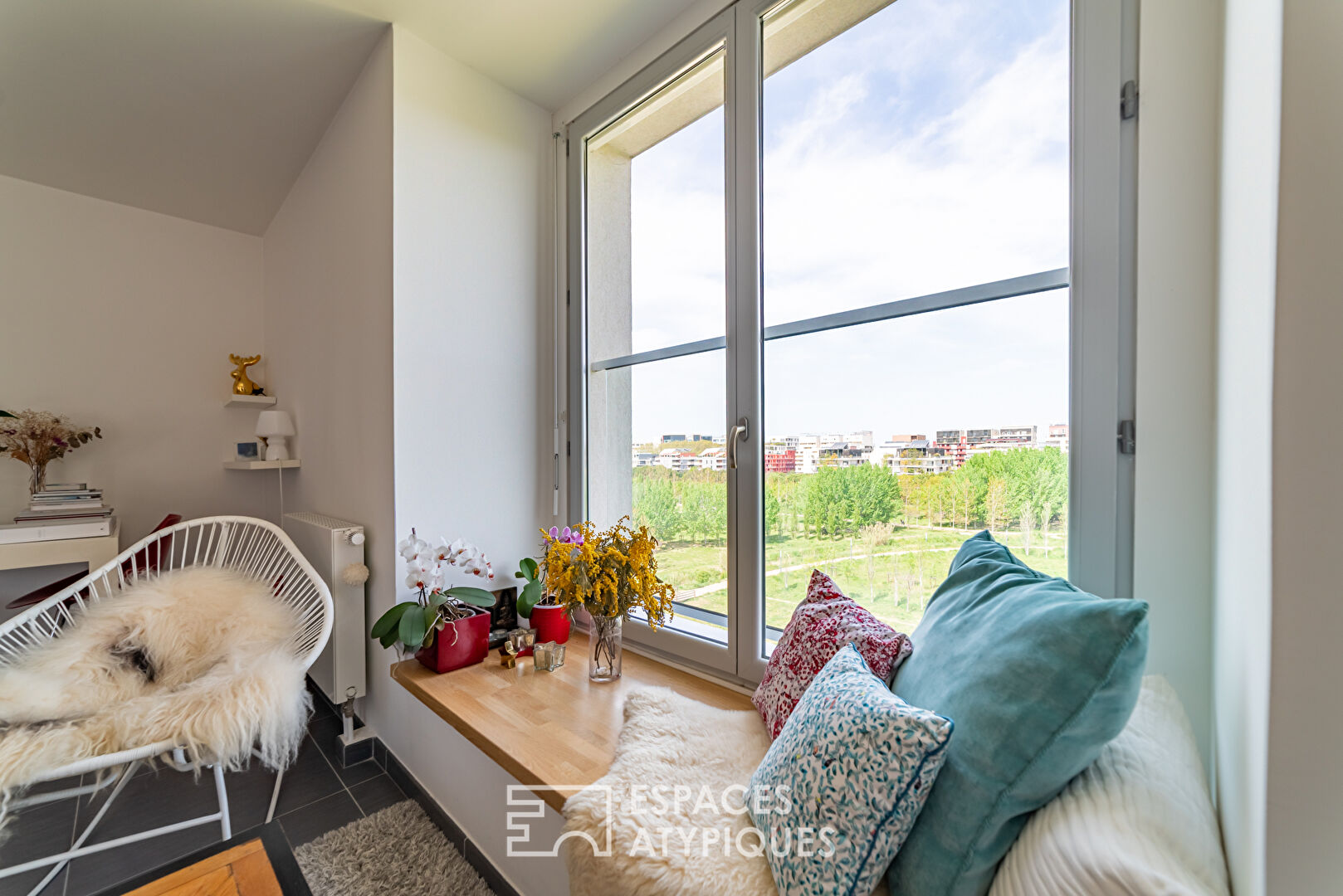 Apartment and its bow window on the park of Port Marianne