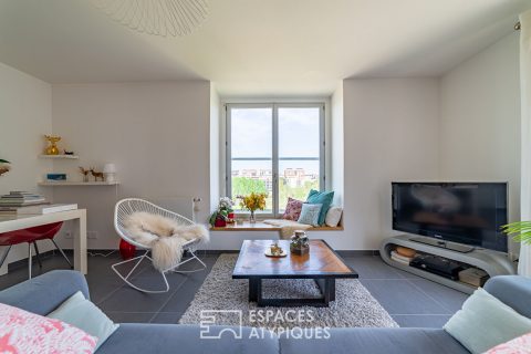 Apartment and its bow window on the park of Port Marianne