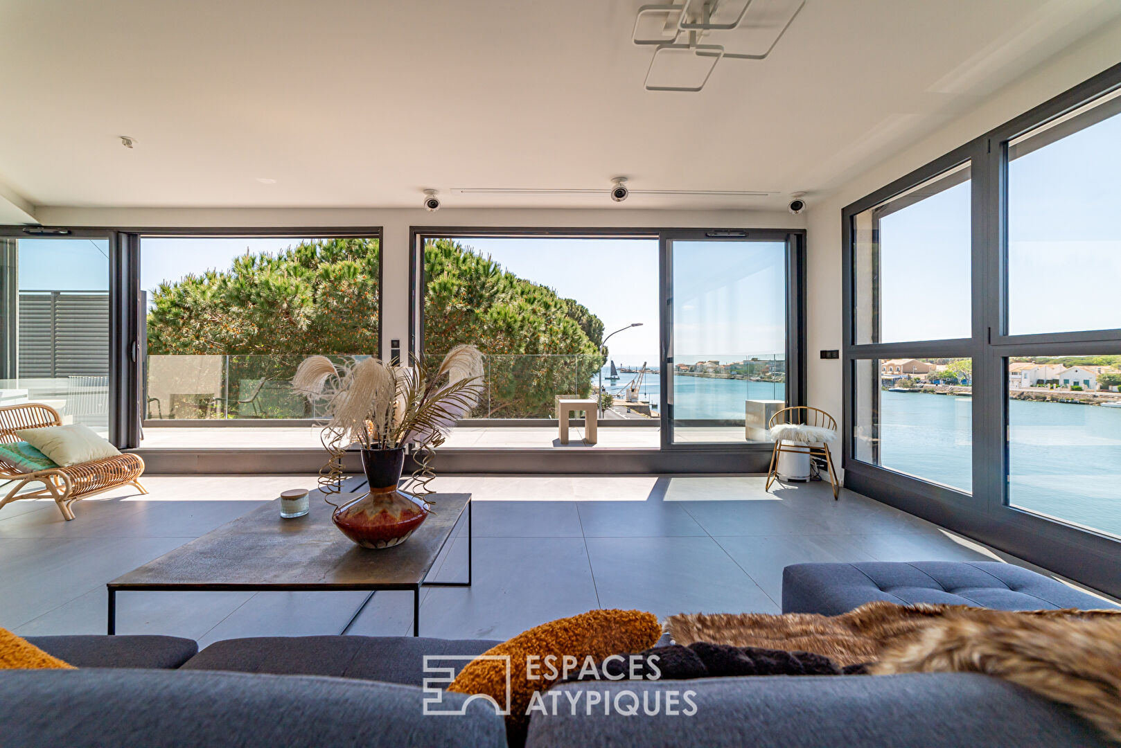 Sublime contemporary villa with spectacular view