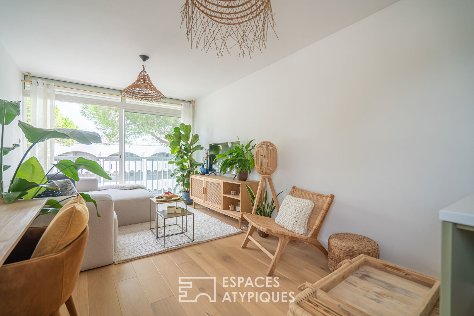 Superb top floor in sought after area