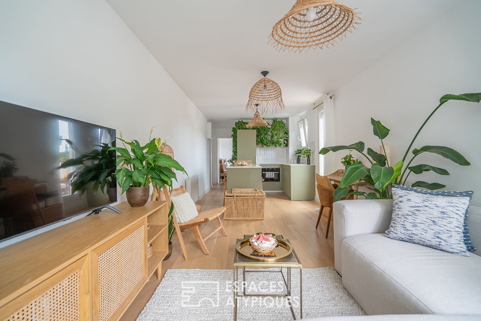 Superb top floor in sought after area