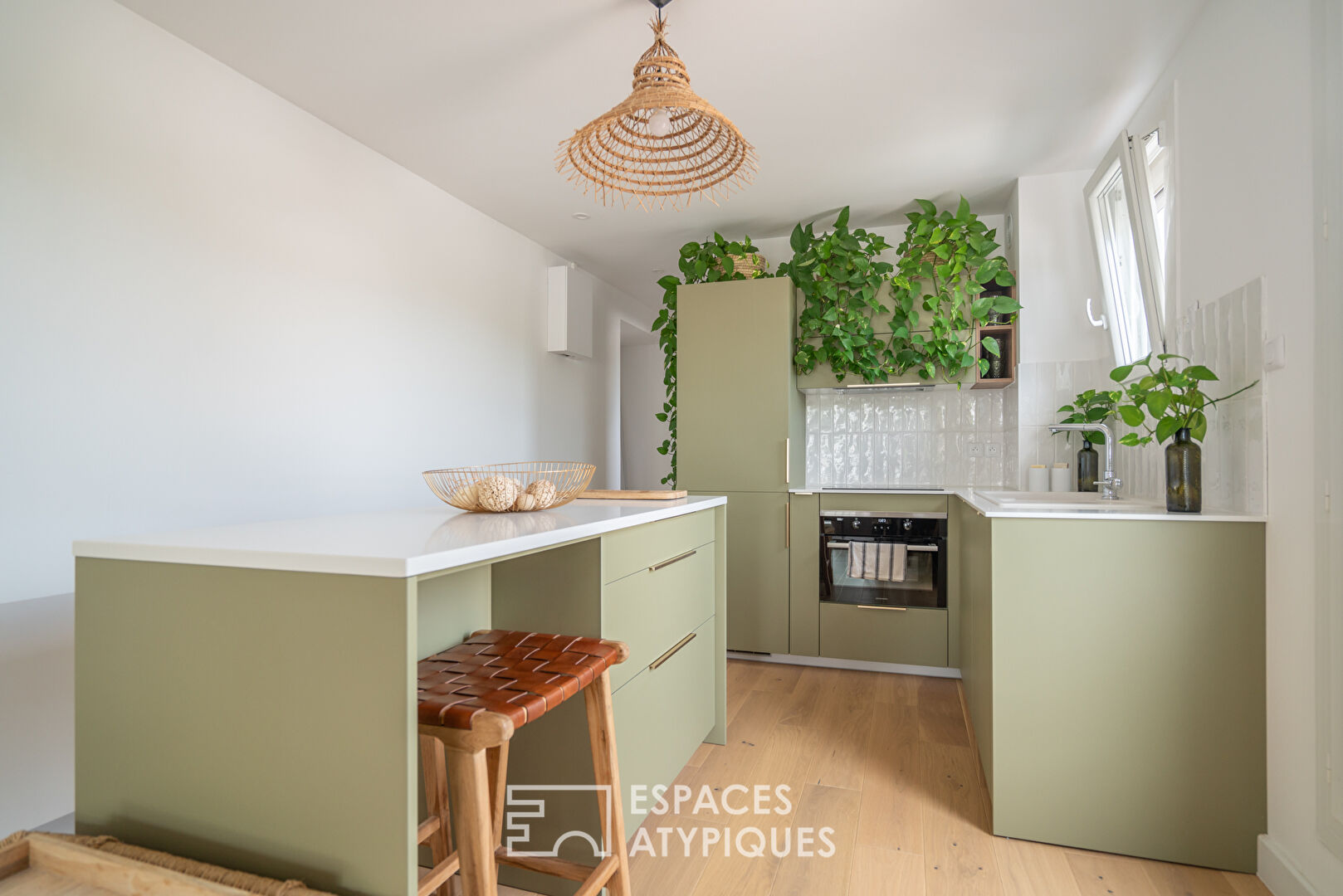 Superb top floor in sought after area