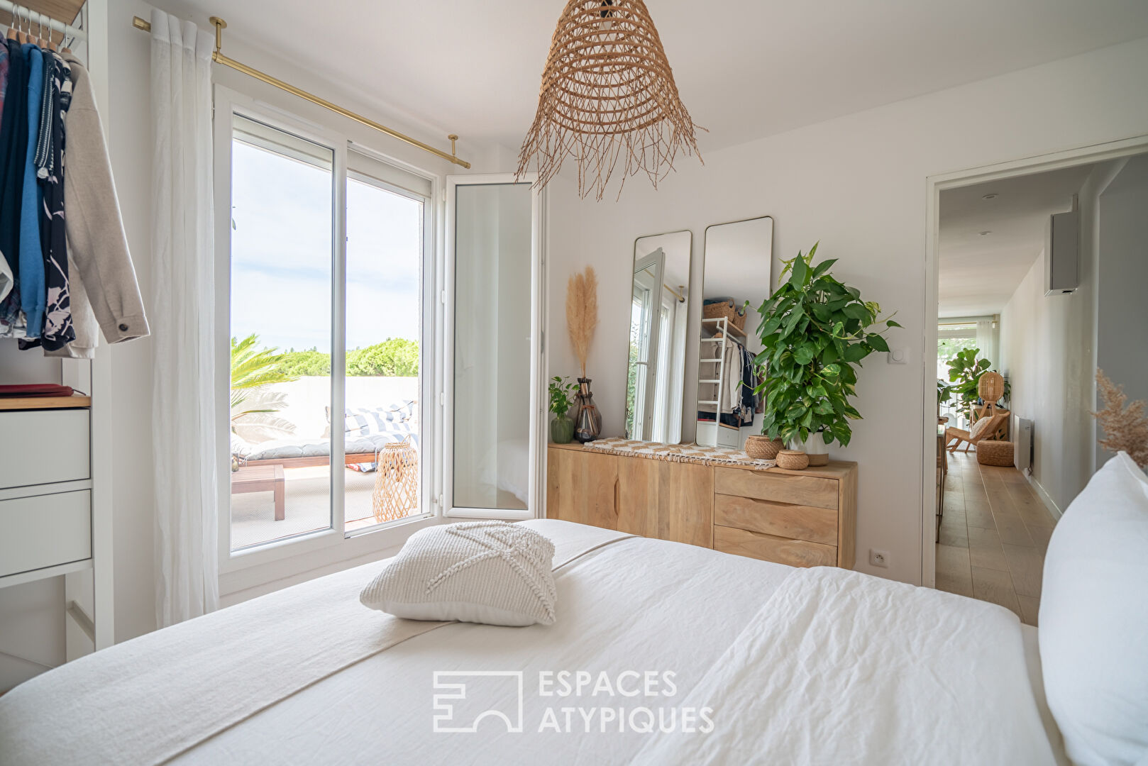 Superb top floor in sought after area