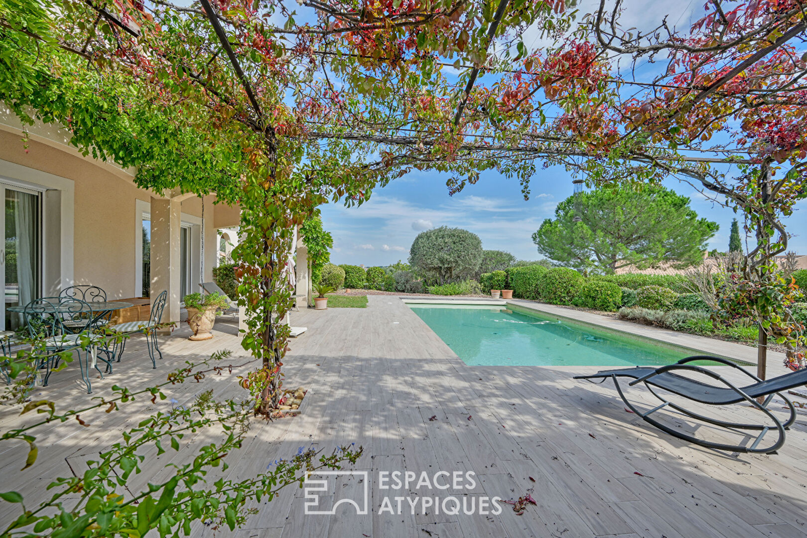 Maison familiale lumineuse avec vue dégagée et piscine
