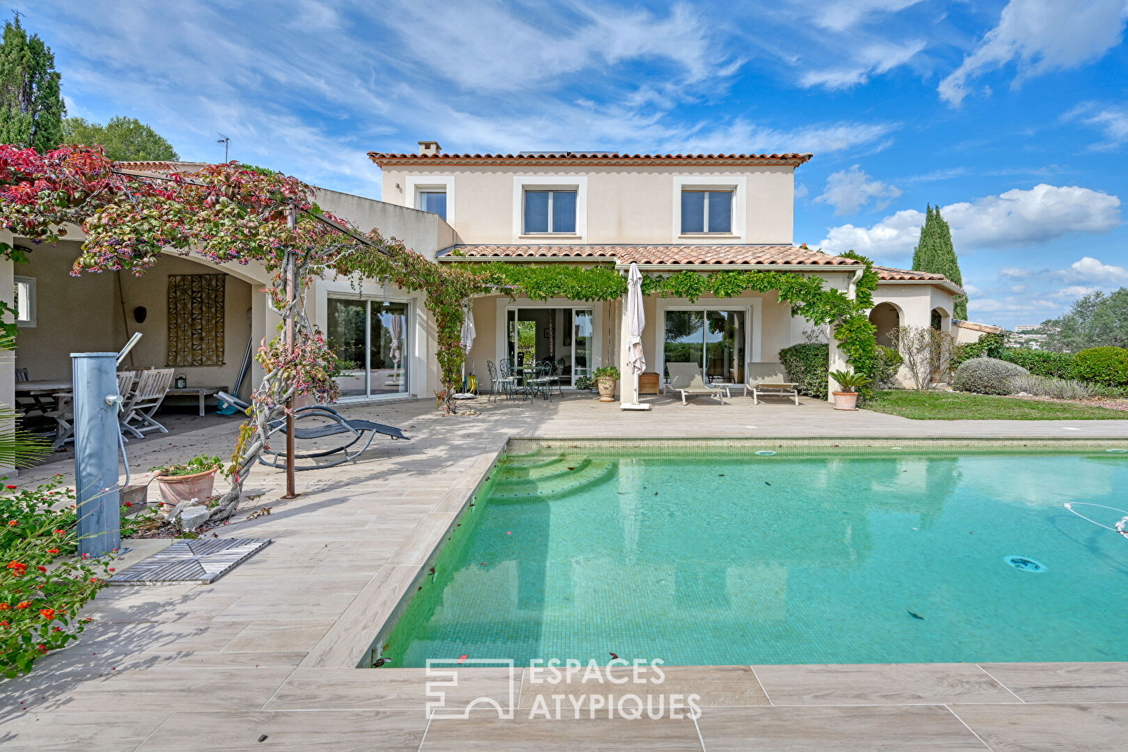 Maison familiale lumineuse avec vue dégagée et piscine
