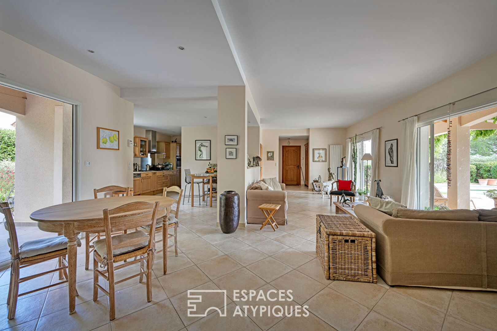 Maison familiale lumineuse avec vue dégagée et piscine