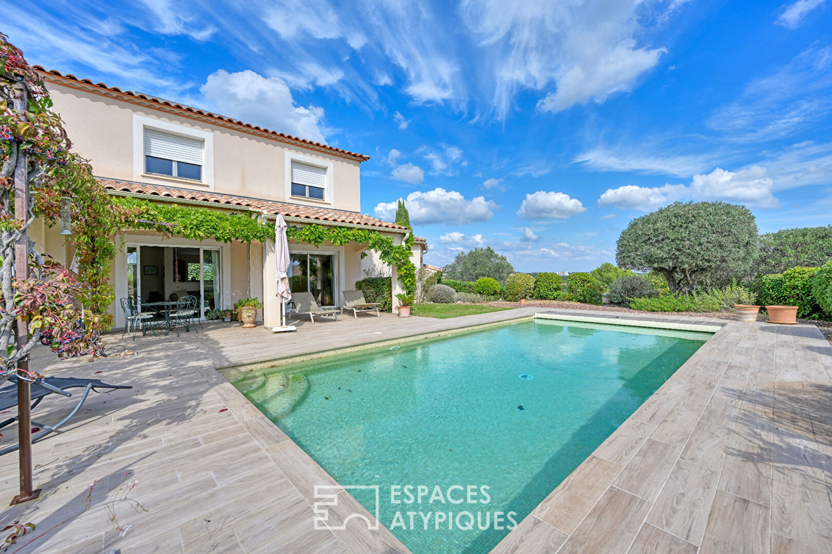Maison familiale lumineuse avec vue dégagée et piscine