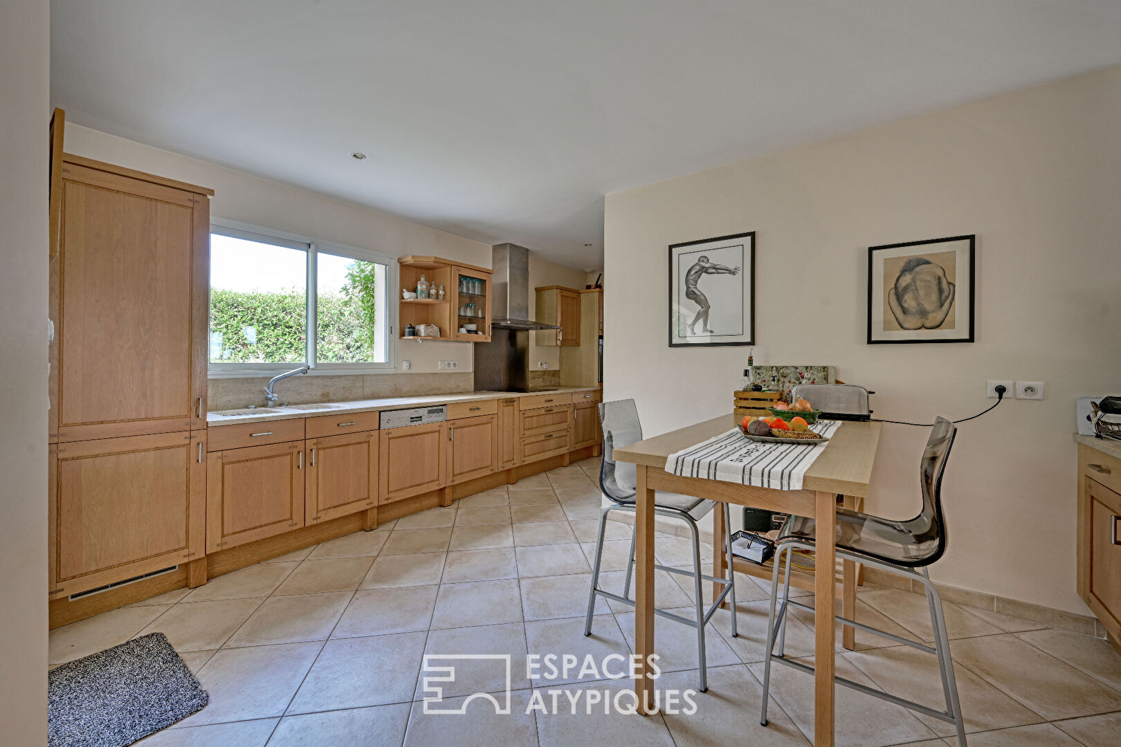 Maison familiale lumineuse avec vue dégagée et piscine