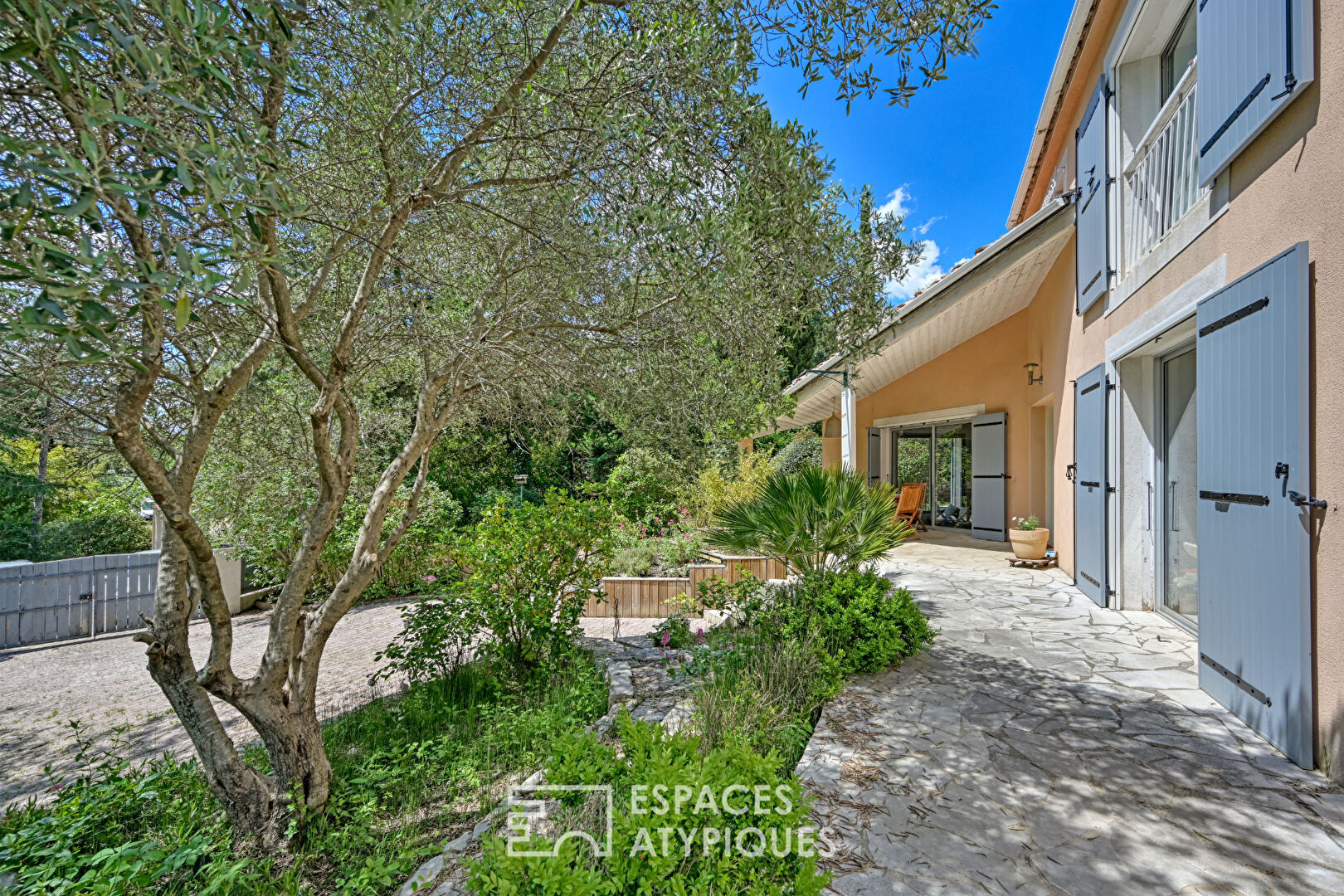 Grande Maison avec ses annexes au calme tout proche du centre du village