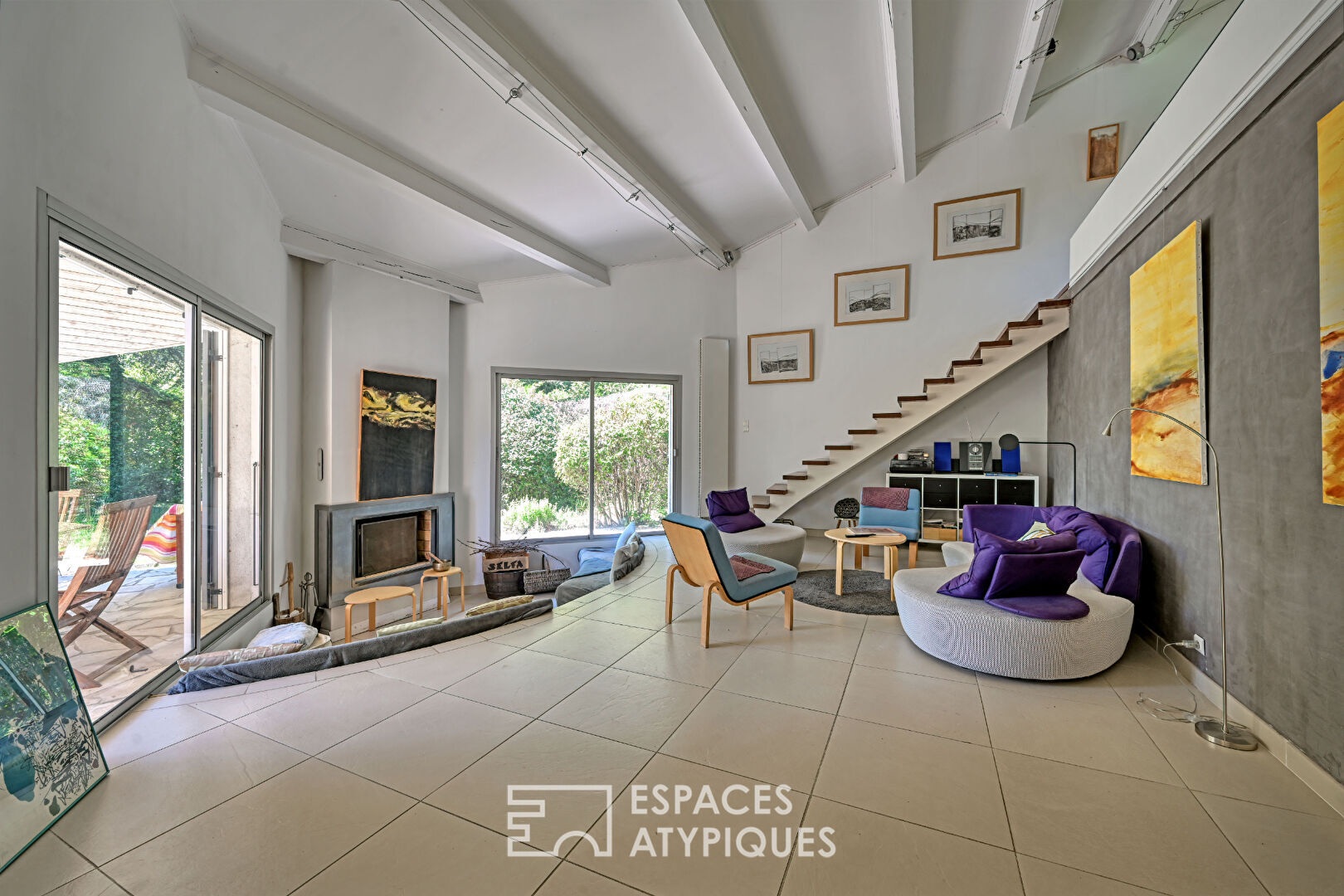 Grande Maison avec ses annexes au calme tout proche du centre du village