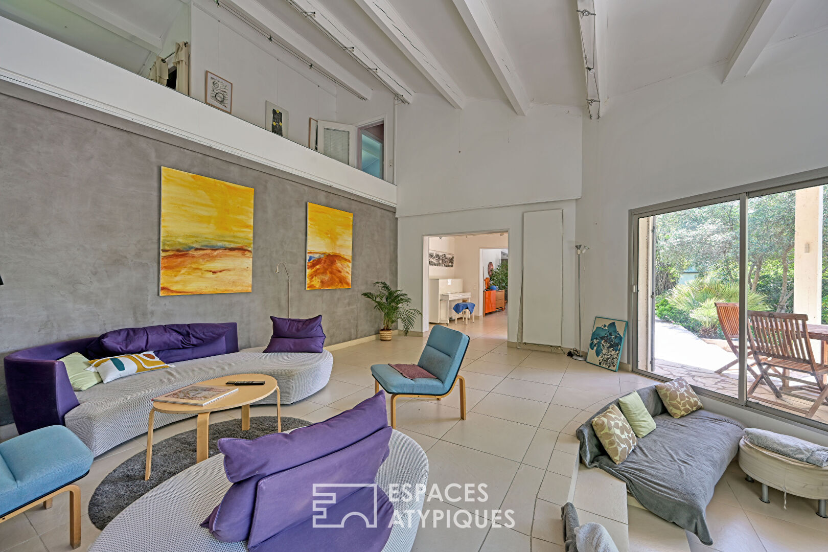 Grande Maison avec ses annexes au calme tout proche du centre du village