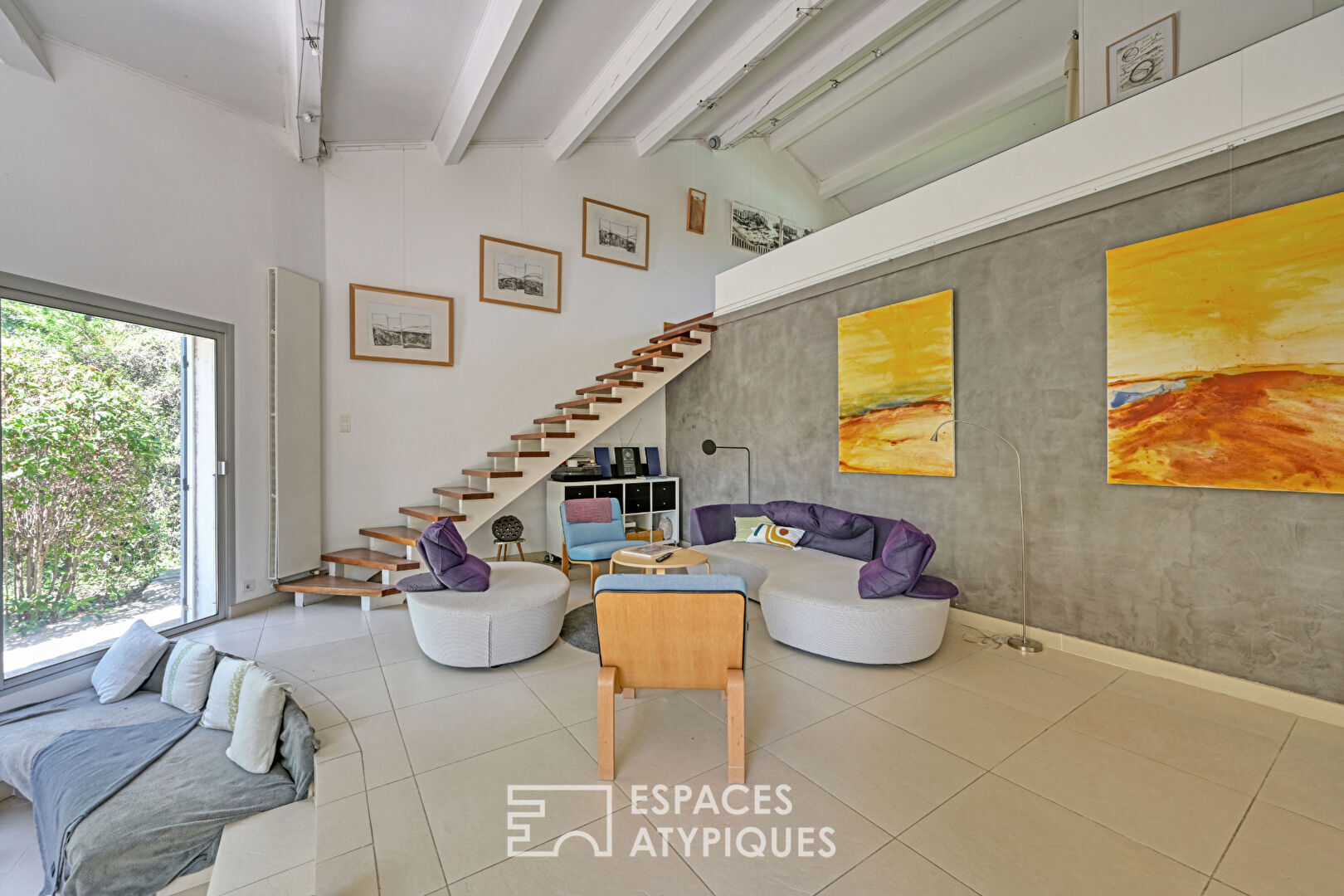 Grande Maison avec ses annexes au calme tout proche du centre du village